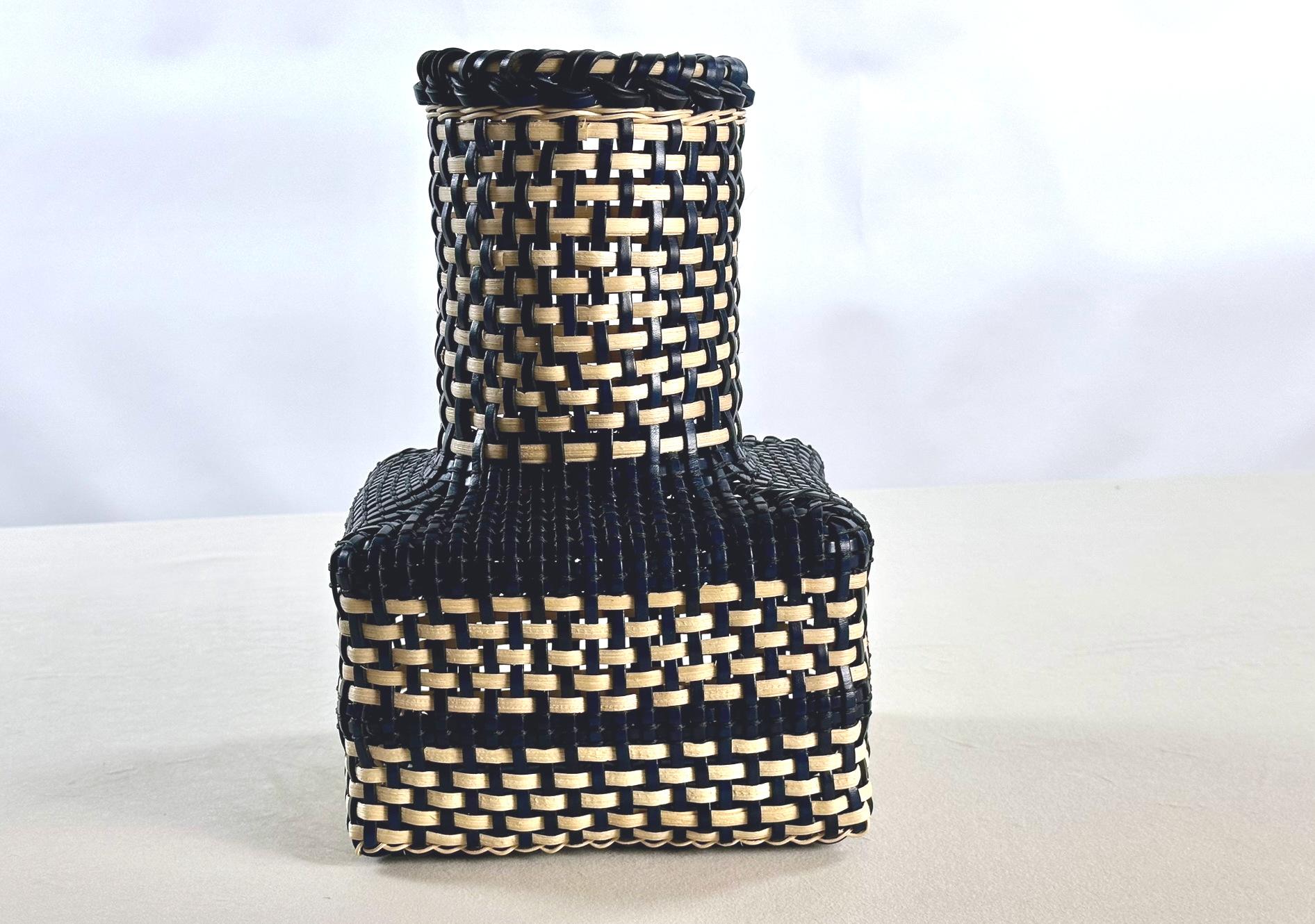 JoverValls setzt seine Arbeit zur Herstellung von Gegenständen fort, die die Traditionen der lokalen Handwerkskunst wieder aufleben lassen.

JoverValls freut sich, seine neue Korbwaren-Kollektion vorzustellen, eine innovative Fusion von Materialien,