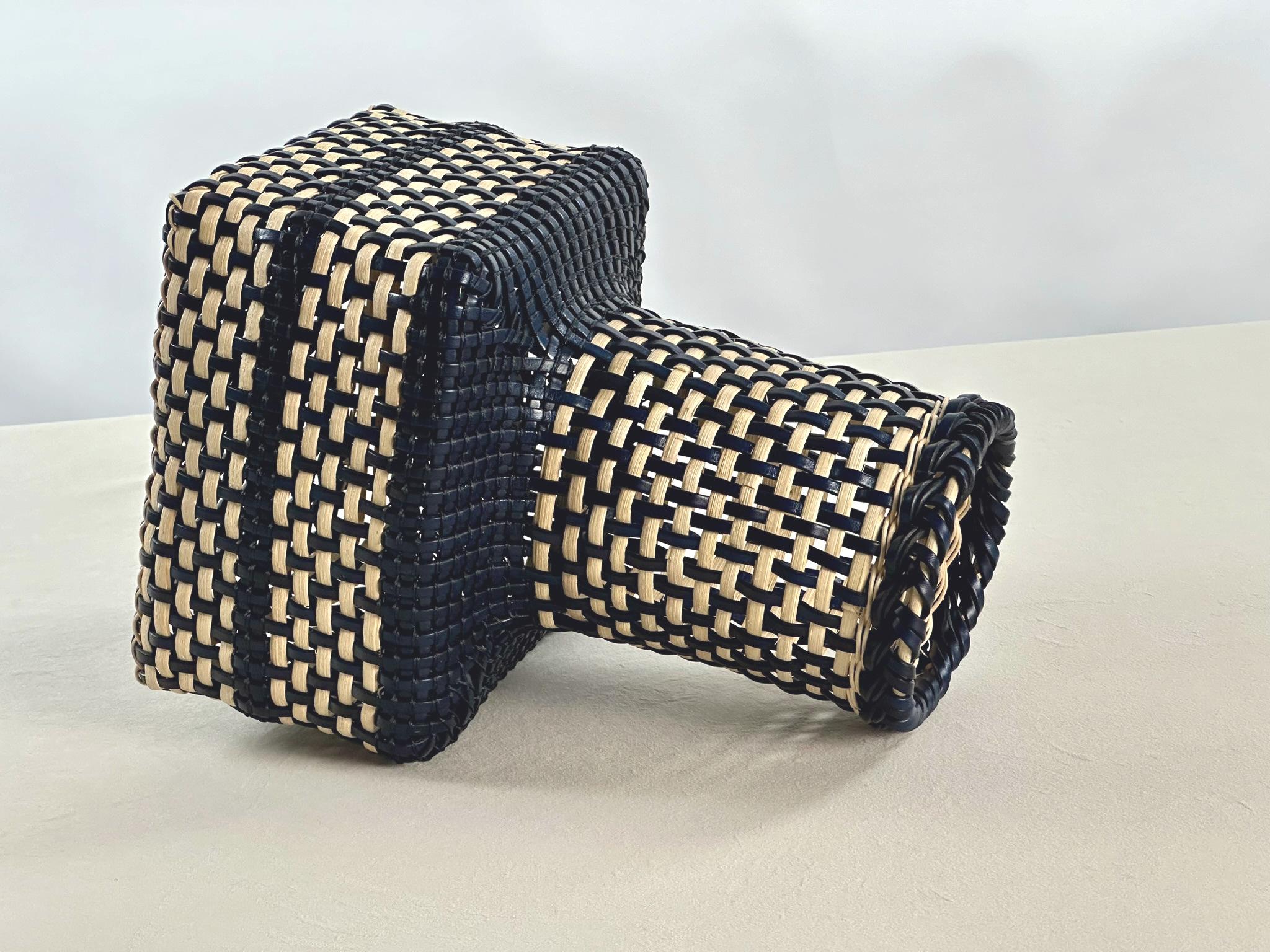 Japanische Ikebana inspiriert Leder & Cane Handmade Korb Marine & Off-White Farbe (Moderne) im Angebot