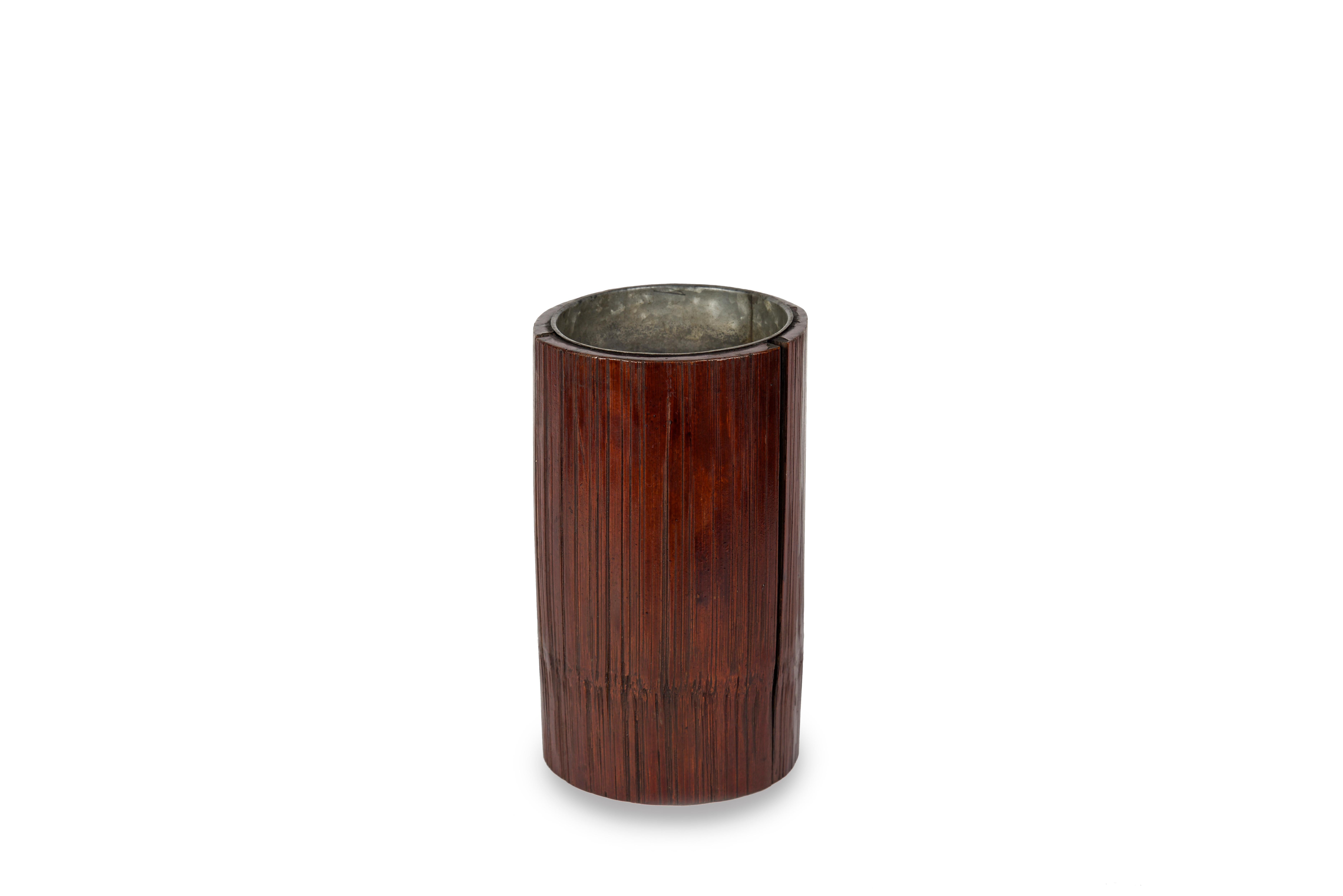 Panier Ikebana (hanakago) en vannerie de bambou poli avec anse torsadée. La composition florale est placée dans un vase en tôle et en bambou verni.

Marque sous le vase Nanagô (七号), 