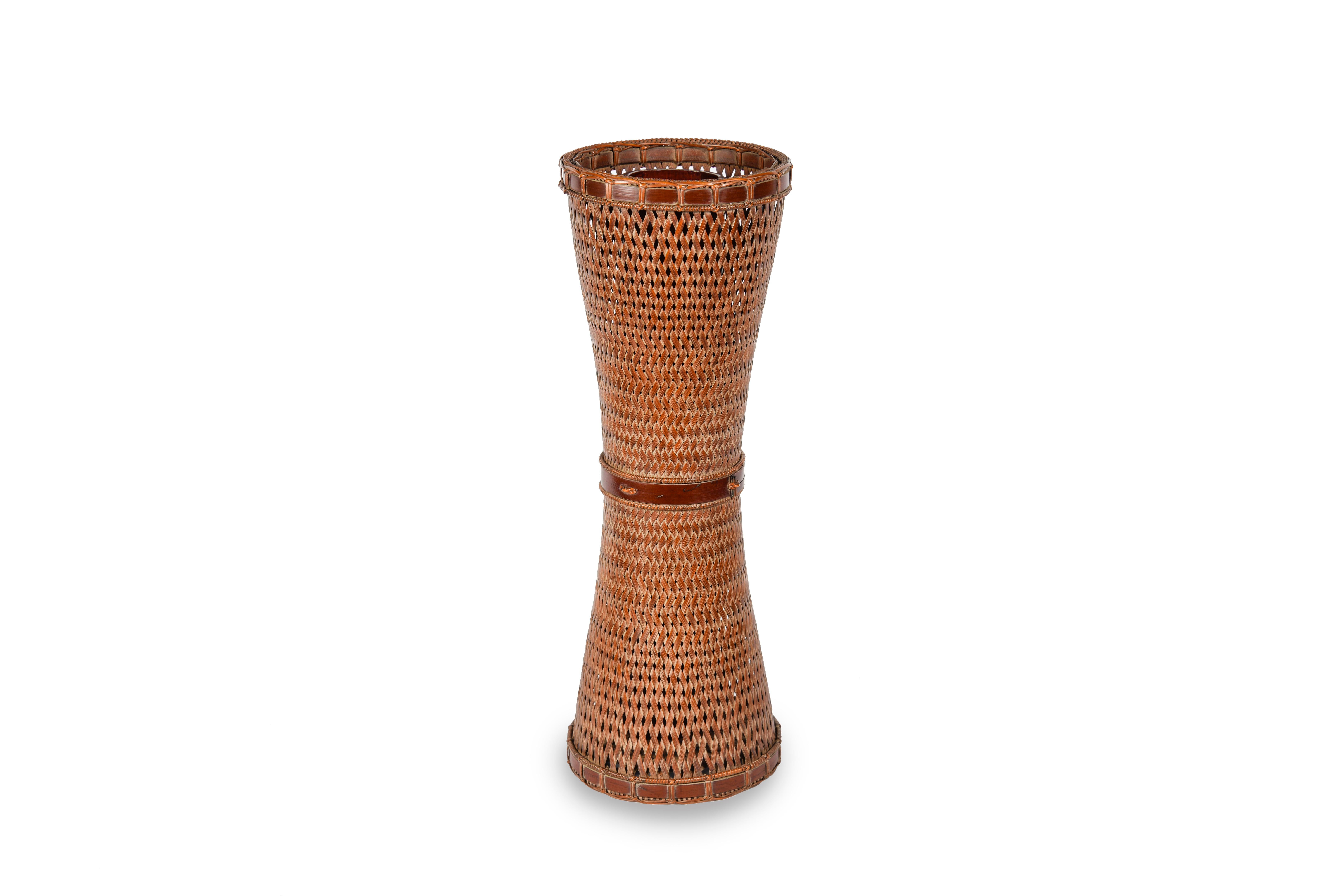 Ikebana basket (hanakago) made of bamboo wickerwork of elongated cylindrical and conic shape. Accompanied by a natural bamboo vase and a carrying box.
Nakata Kinseki (1902-1959)
Japan – Showa era (1926-1989), mid-20th century
Height : 13 in (33 cm)