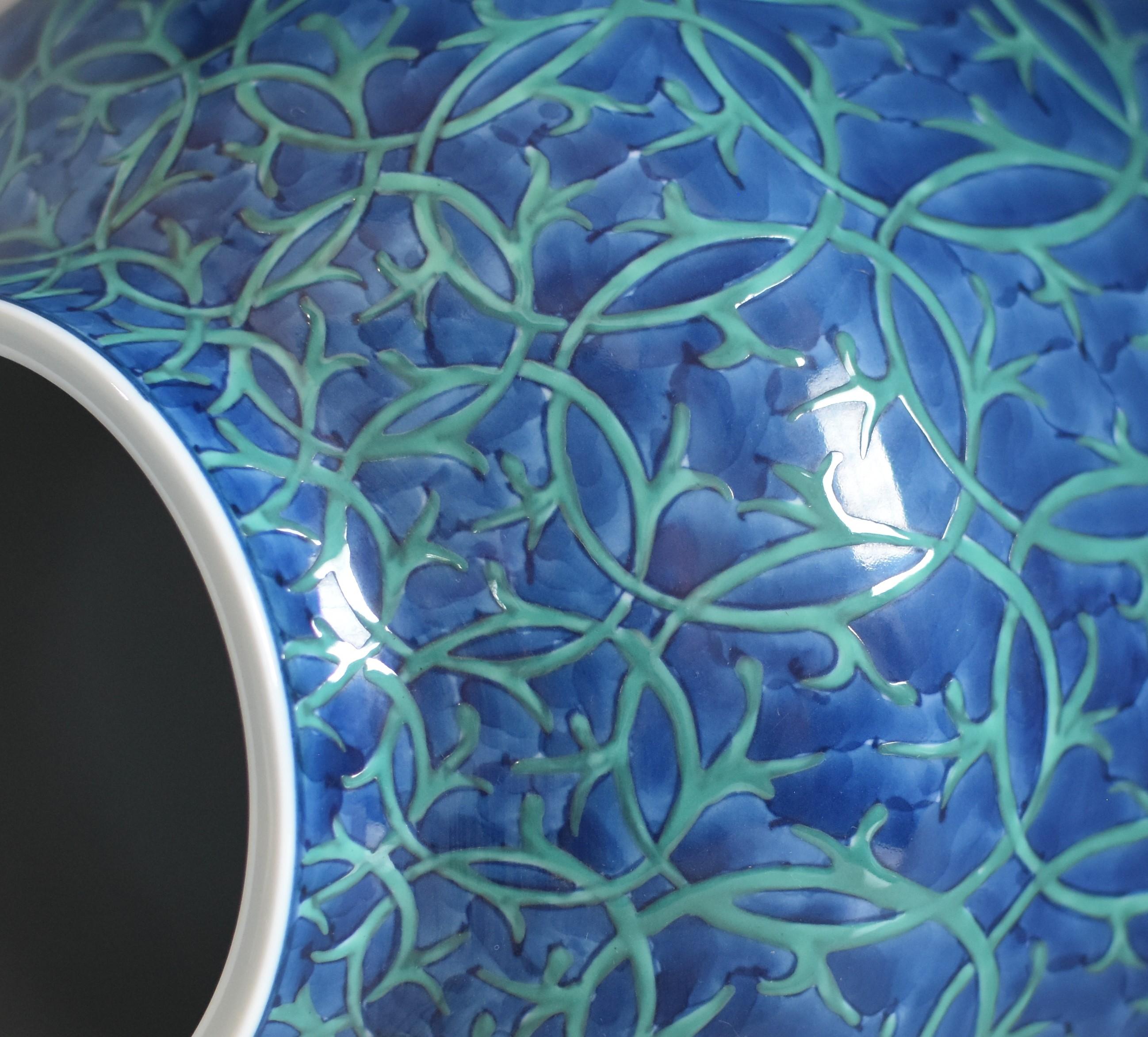 Exquis vase en porcelaine japonaise contemporaine, peint à la main en bleu et vert profonds sur un corps de forme magnifique, l'œuvre d'un maître porcelainier de troisième génération de la région d'Imari-Aita au Japon, largement acclamé et primé. Le