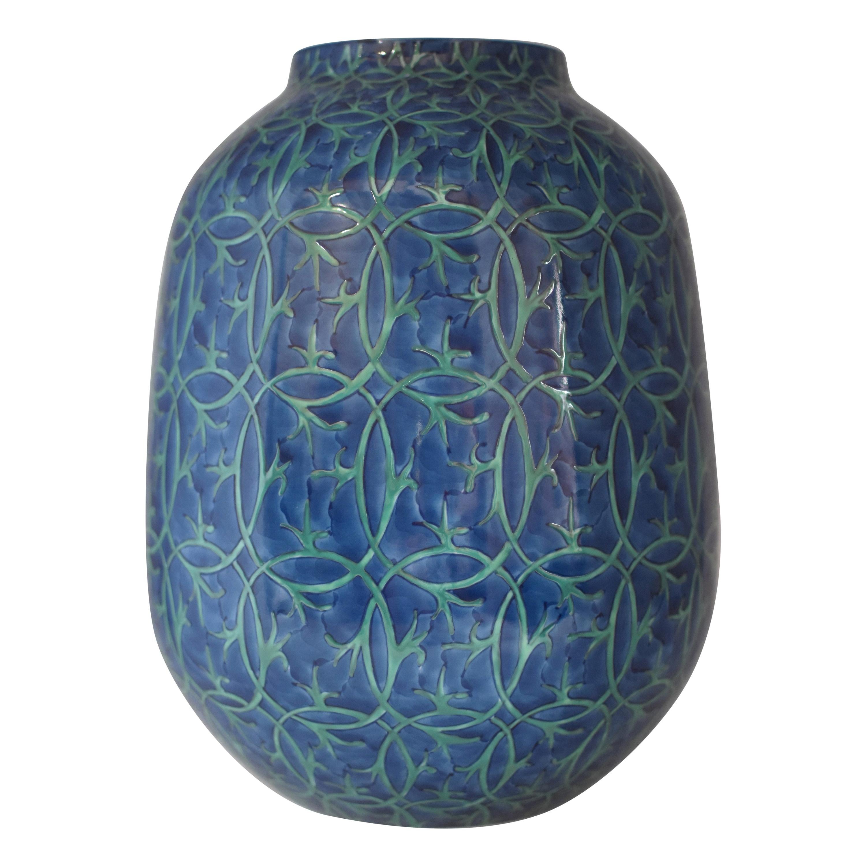 Vase japonais en porcelaine bleu et vert par un maître artiste contemporain en vente