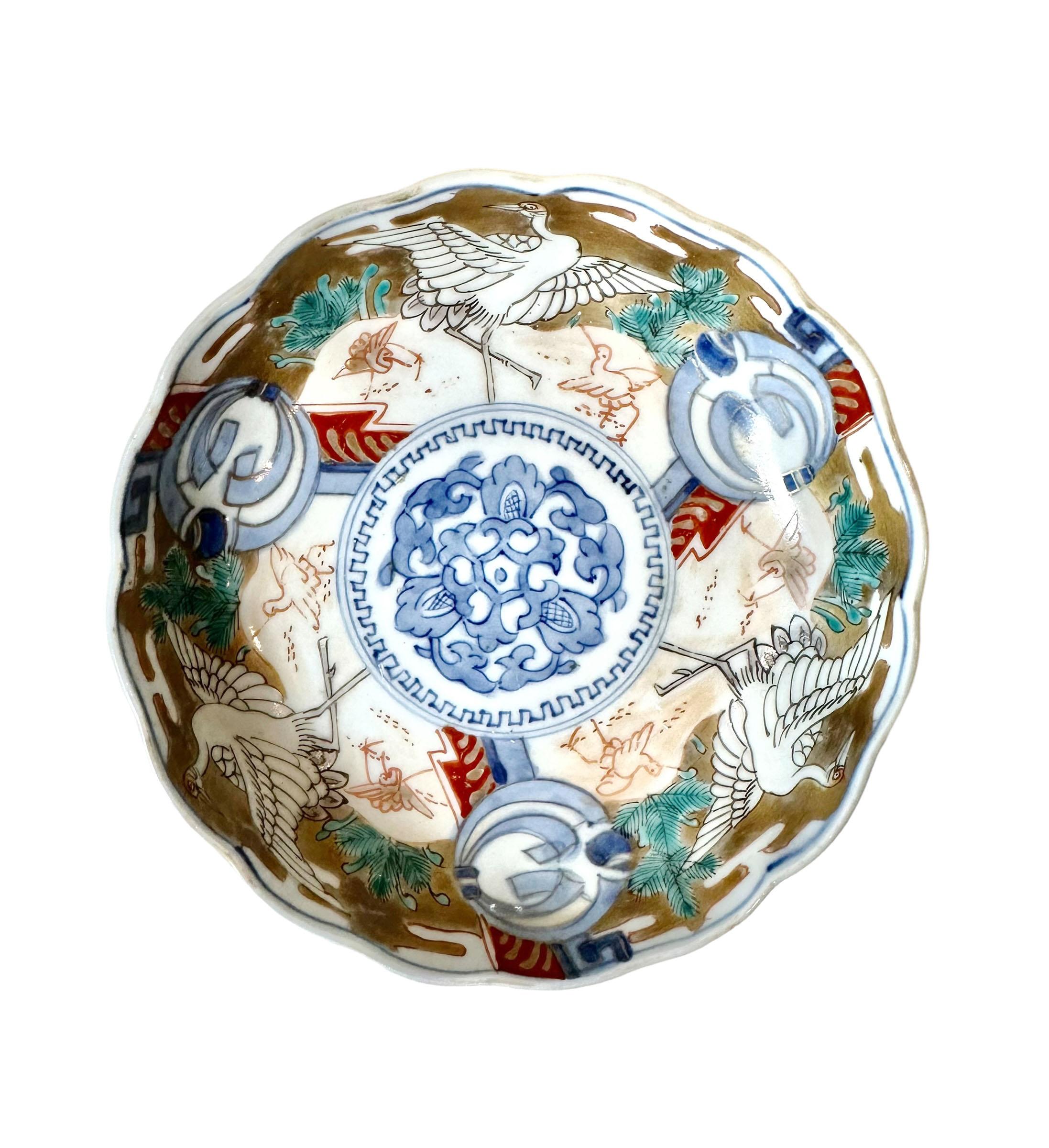 Eine sehr gute Imari-Schale aus dem späten 19. Jahrhundert aus Japan, die am Boden mit einer Signatur verziert ist.