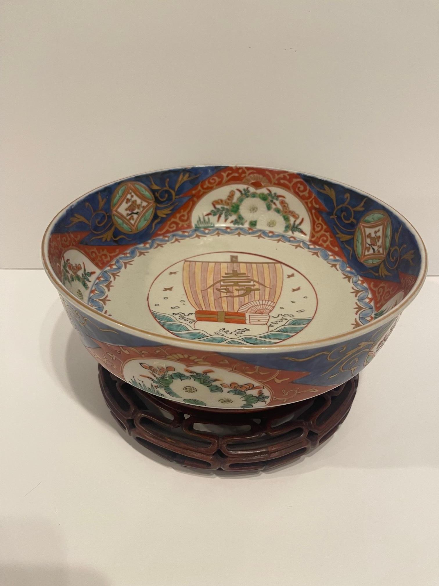 Japanese Imari Bowl on Wood Stand, 19th Century In Good Condition For Sale In Savannah, GA