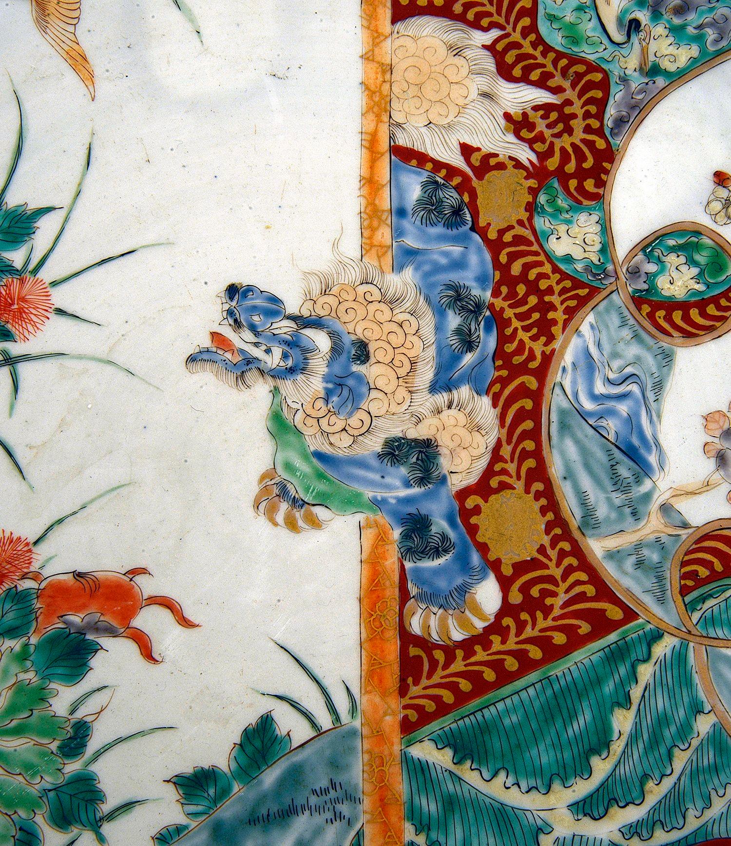 Cargador Imari japonés decorativo de buena calidad, con decoración de motivos clásicos en el tablero y paneles insertados que representan aves exóticas, flores y árboles en flor.

Lote 82 N/H