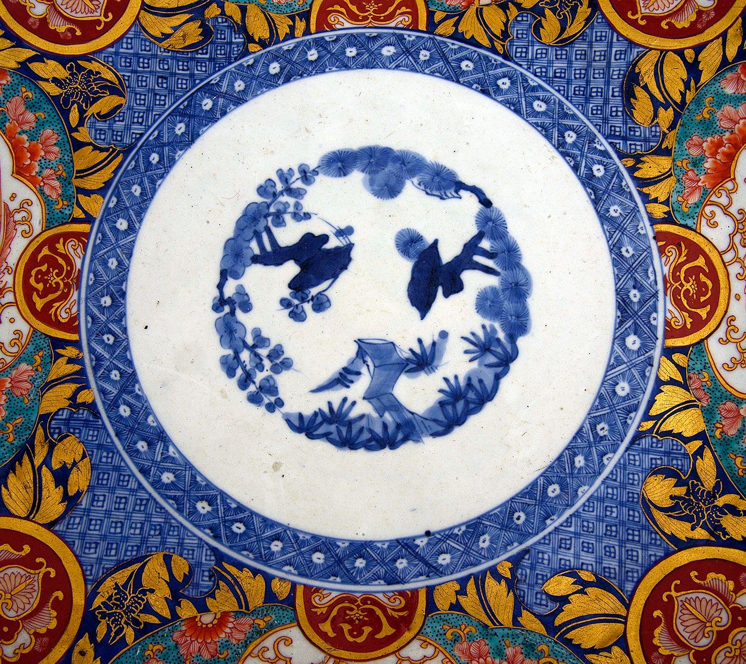 Cargador Imari japonés de finales del siglo XIX, de muy buena calidad, con fondo azul con decoración de motivos clásicos, paneles pintados a mano que representan dragones míticos y aves, realces dorados.

Lote 82
