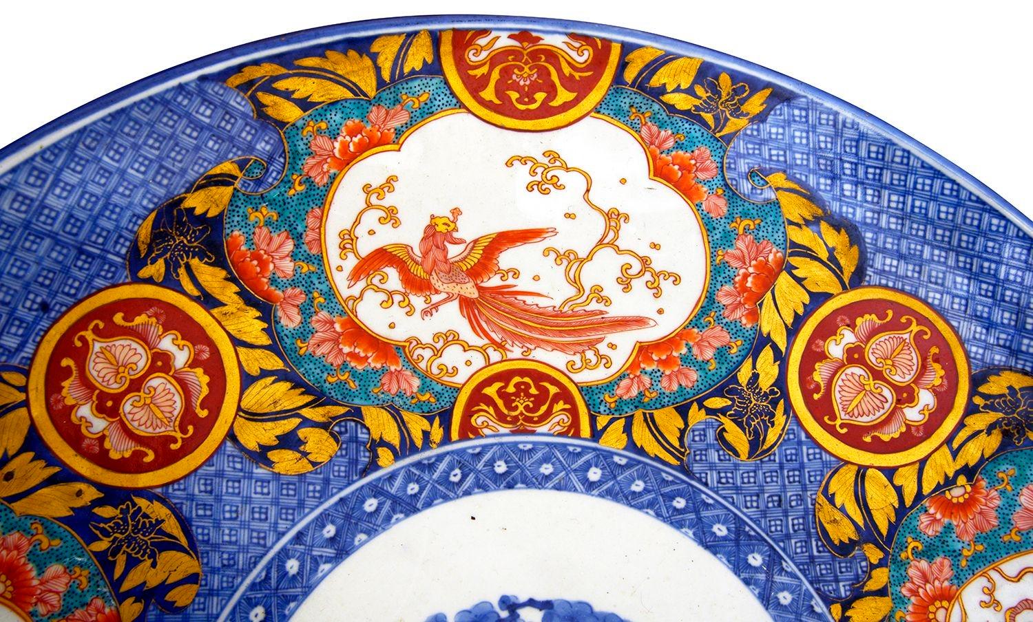 Cargador Imari japonés, circa 1890. 57 cm de diámetro Pintado a mano en venta