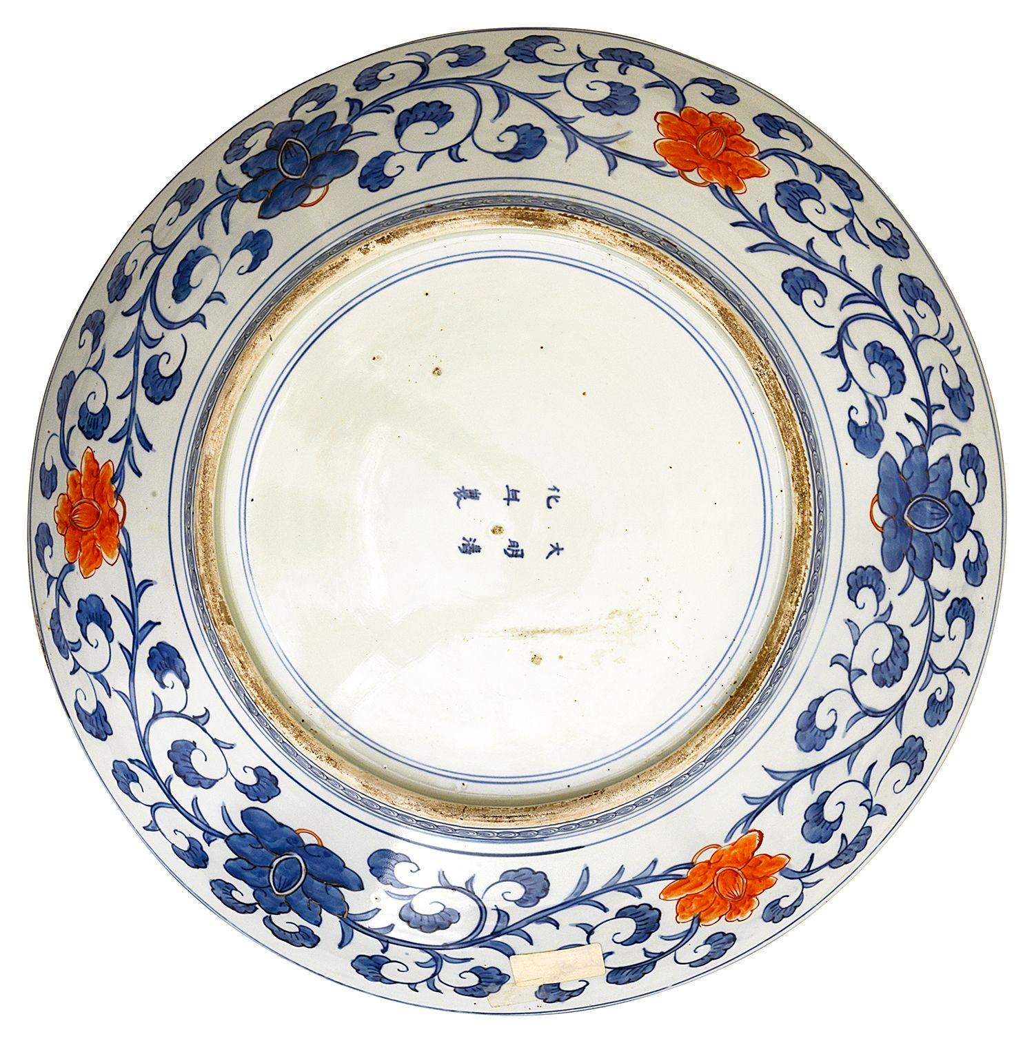Cargador Imari japonés, circa 1890. 57 cm de diámetro en Bueno estado para la venta en Brighton, Sussex