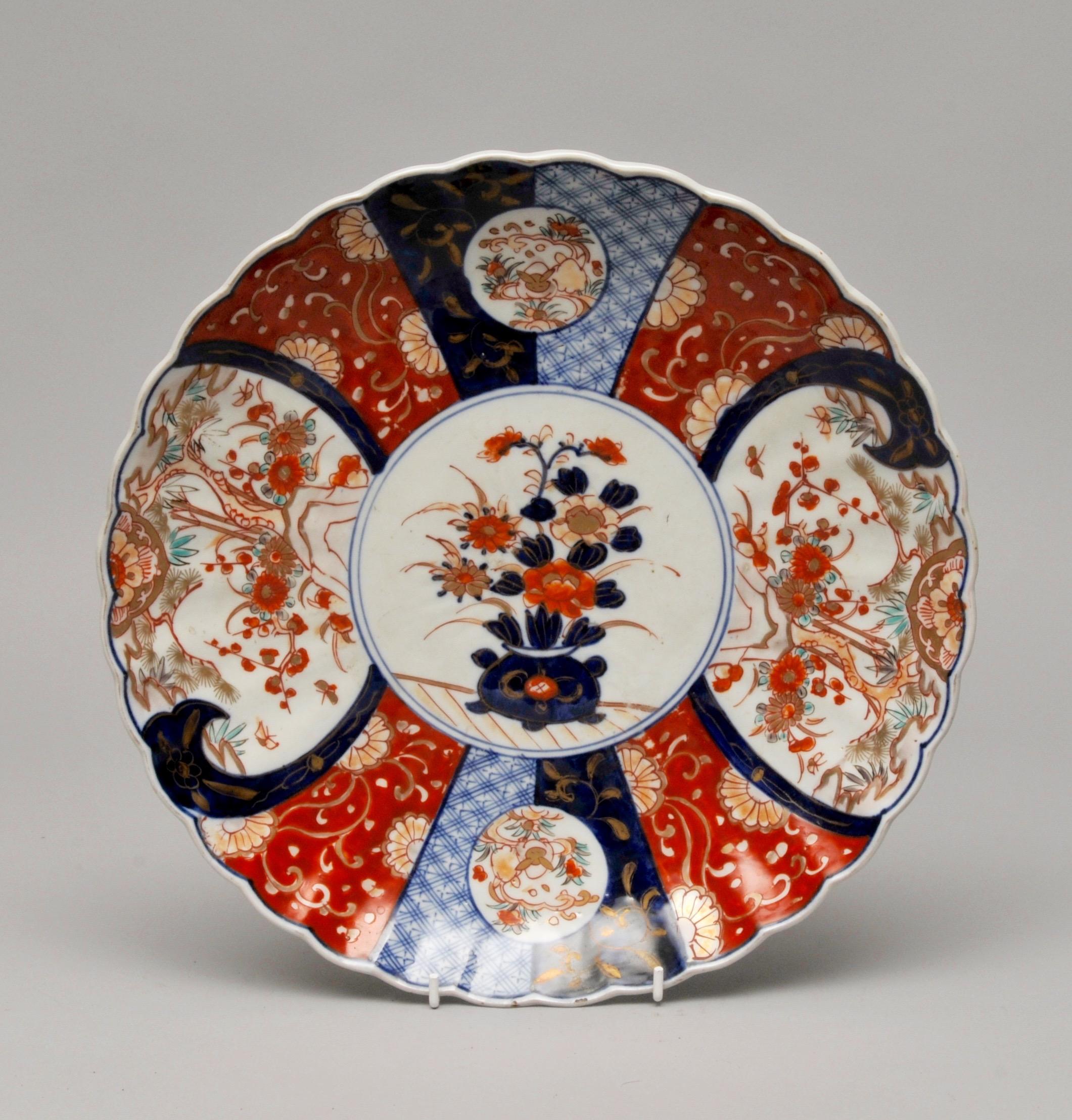 Assiette de présentation japonaise Imari, circa 1900

Mesure : D 30cm

La porcelaine d'Imari est le nom des produits en porcelaine japonais fabriqués dans la ville d'Arita, dans l'ancienne province de Hizen, au nord-ouest de Kyushu. Ils ont été