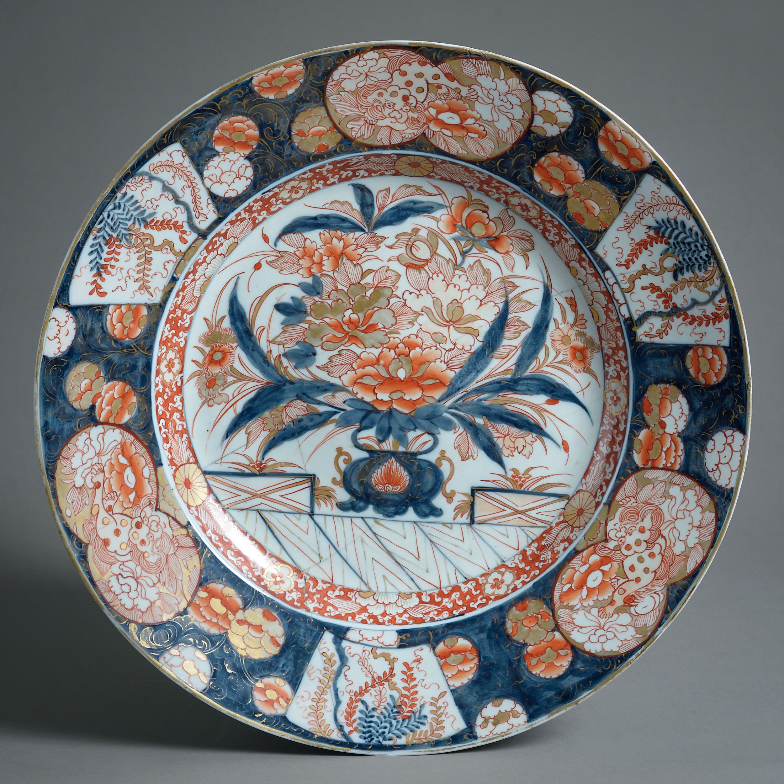 UN RAFFINATO CARICATORE IMARI GIAPPONESE DECORATO CON UN VASO DI FIORI, CIRCA 1700.

Con riparazioni rivettate del XVIII secolo.