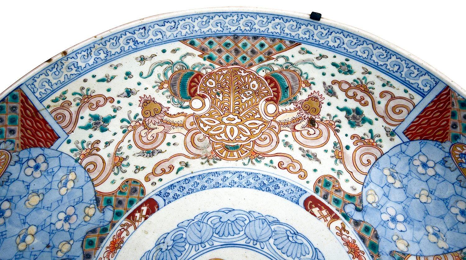 Hand-Painted Japanese Imari charger, Meiji period. For Sale