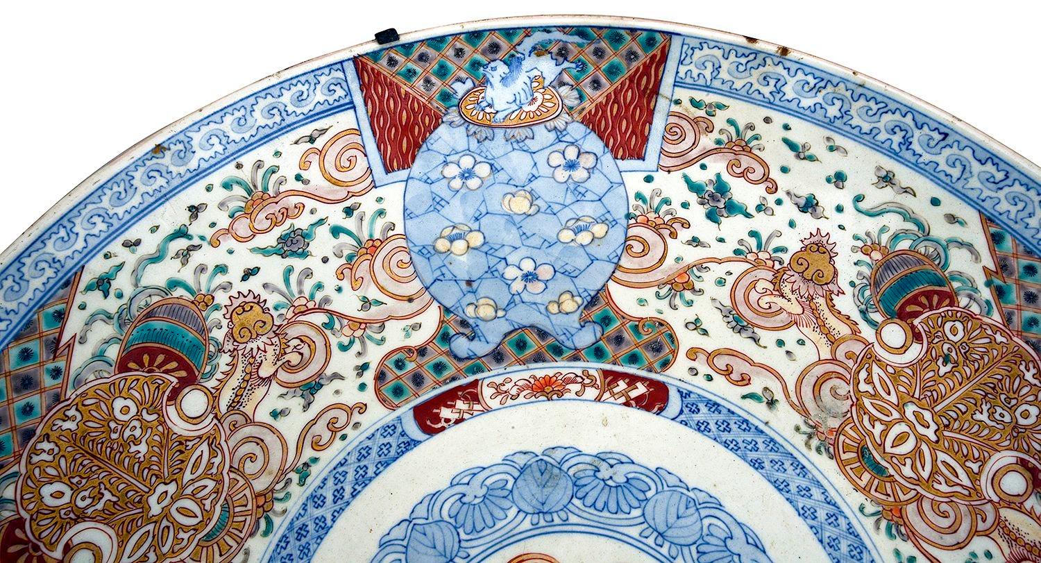 Japanese Imari charger, Meiji period. In Good Condition For Sale In Brighton, Sussex