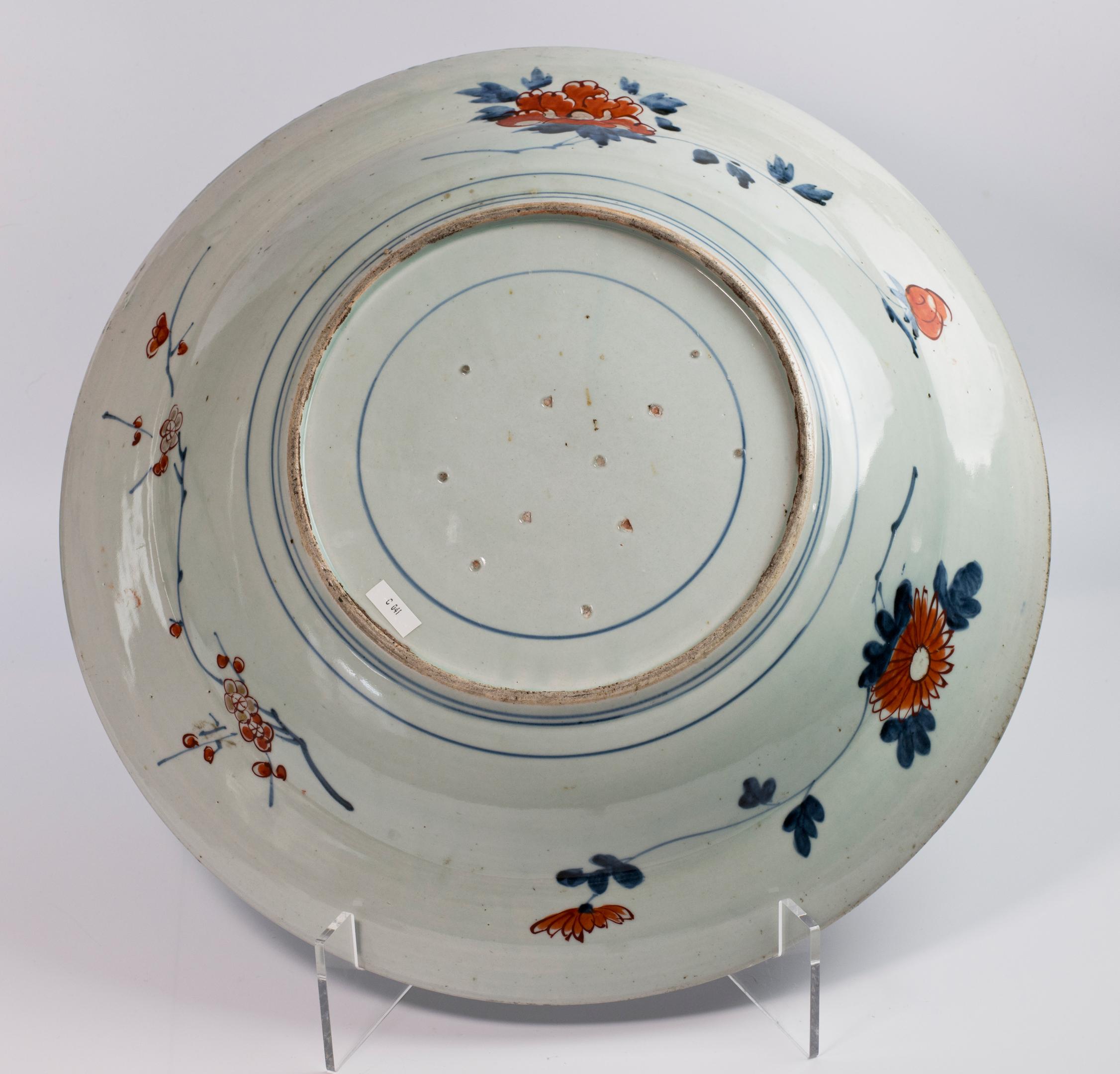 Fired Japanese Imari charger of large size, Arita, c. 1700, Genroku Period. For Sale