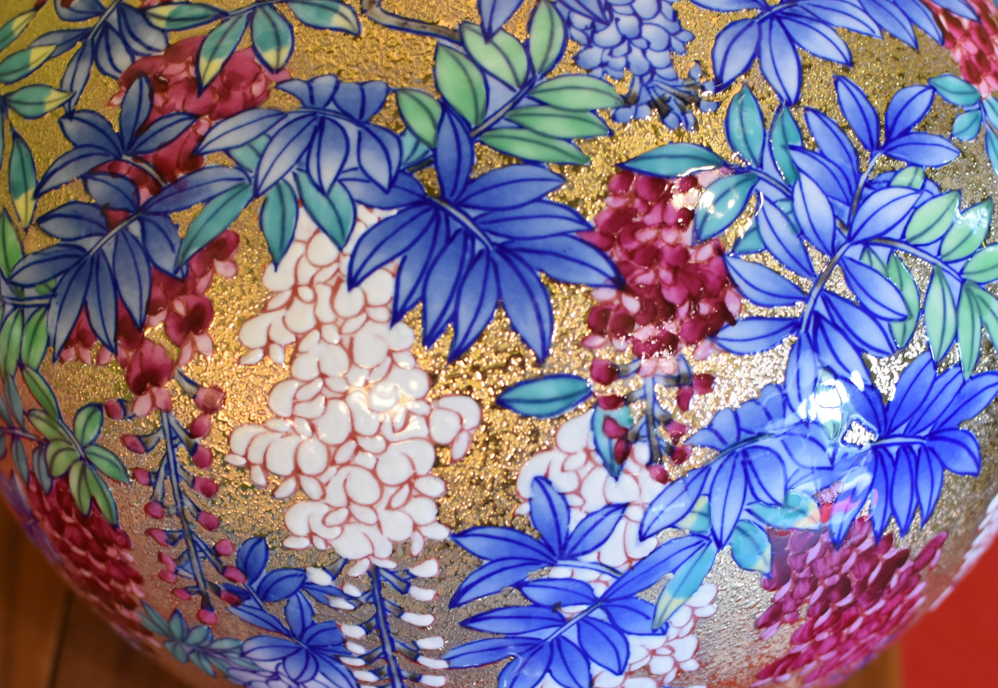 Japanese Imari Contemporary Gilded Porcelain Vase by Master Artist, Hand-Painted In New Condition In Takarazuka, JP