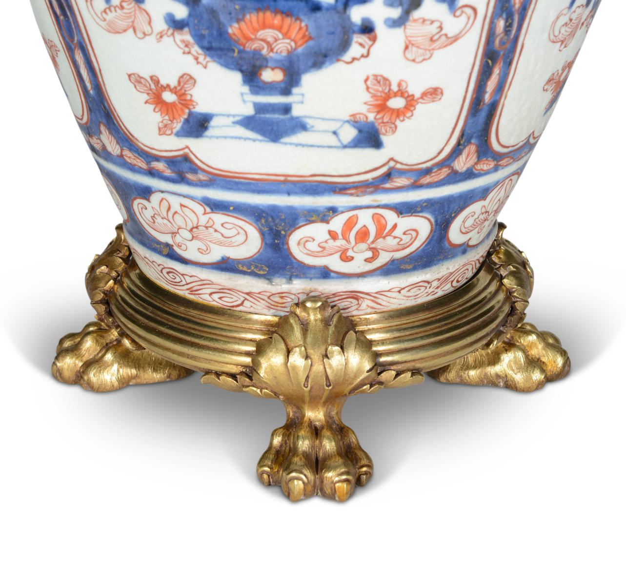 Japonais Paire de lampes de table japonaises Imari du début du 18e siècle avec montures en métal doré en vente