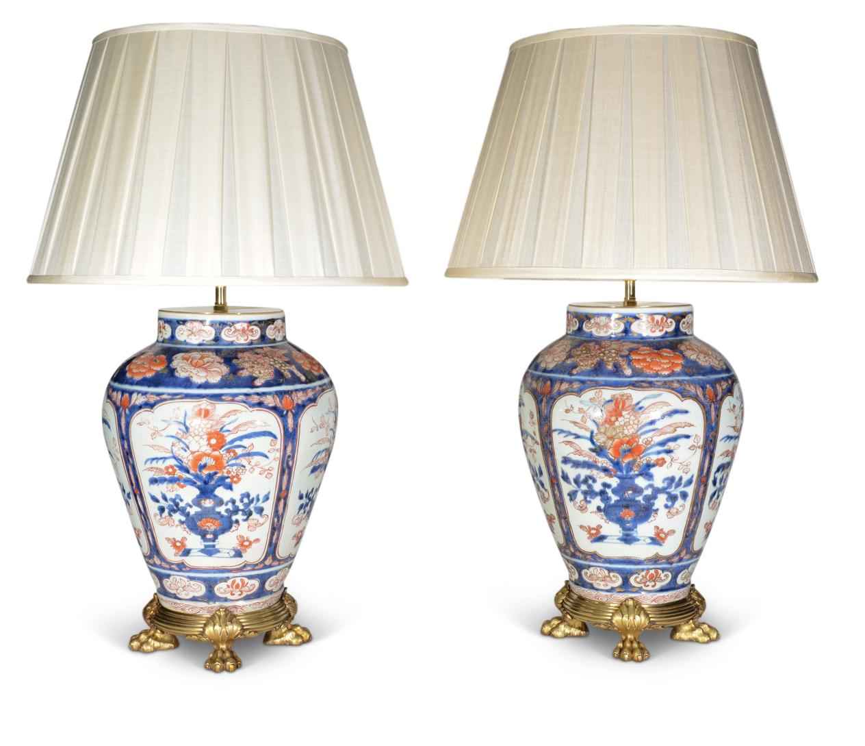 Vernissé Paire de lampes de table japonaises Imari du début du 18e siècle avec montures en métal doré en vente