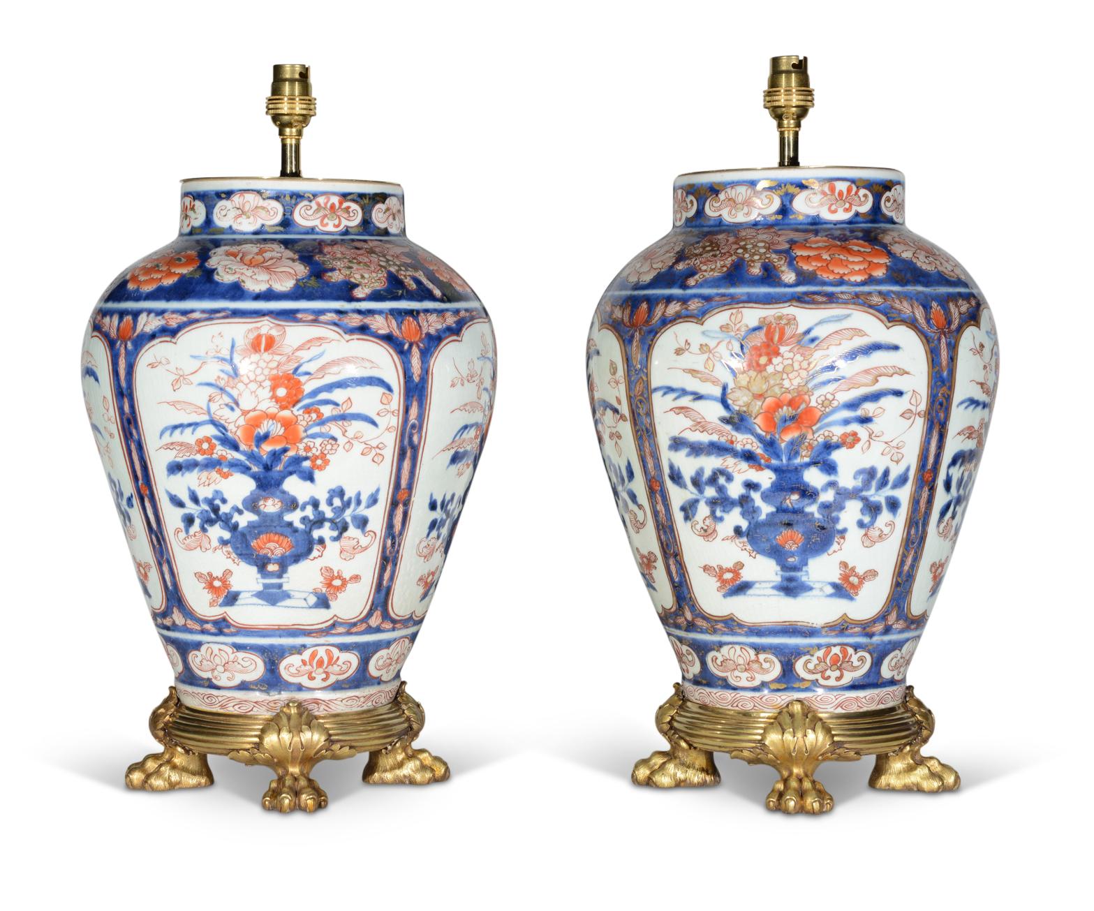 XVIIIe siècle Paire de lampes de table japonaises Imari du début du 18e siècle avec montures en métal doré en vente