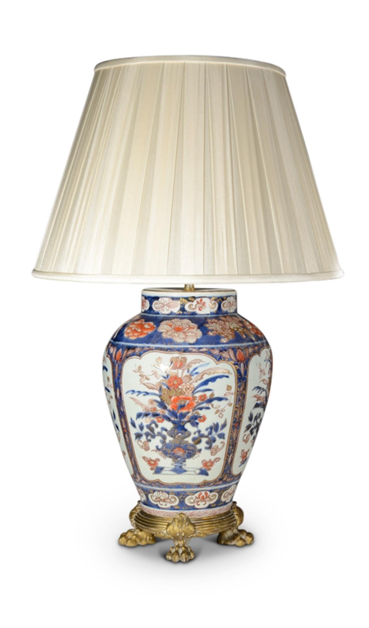 Porcelaine Paire de lampes de table japonaises Imari du début du 18e siècle avec montures en métal doré en vente