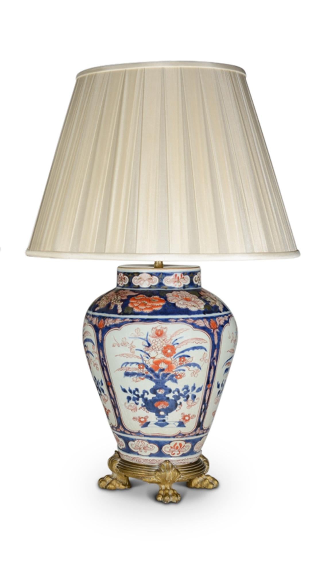 Paire de lampes de table japonaises Imari du début du 18e siècle avec montures en métal doré en vente 1