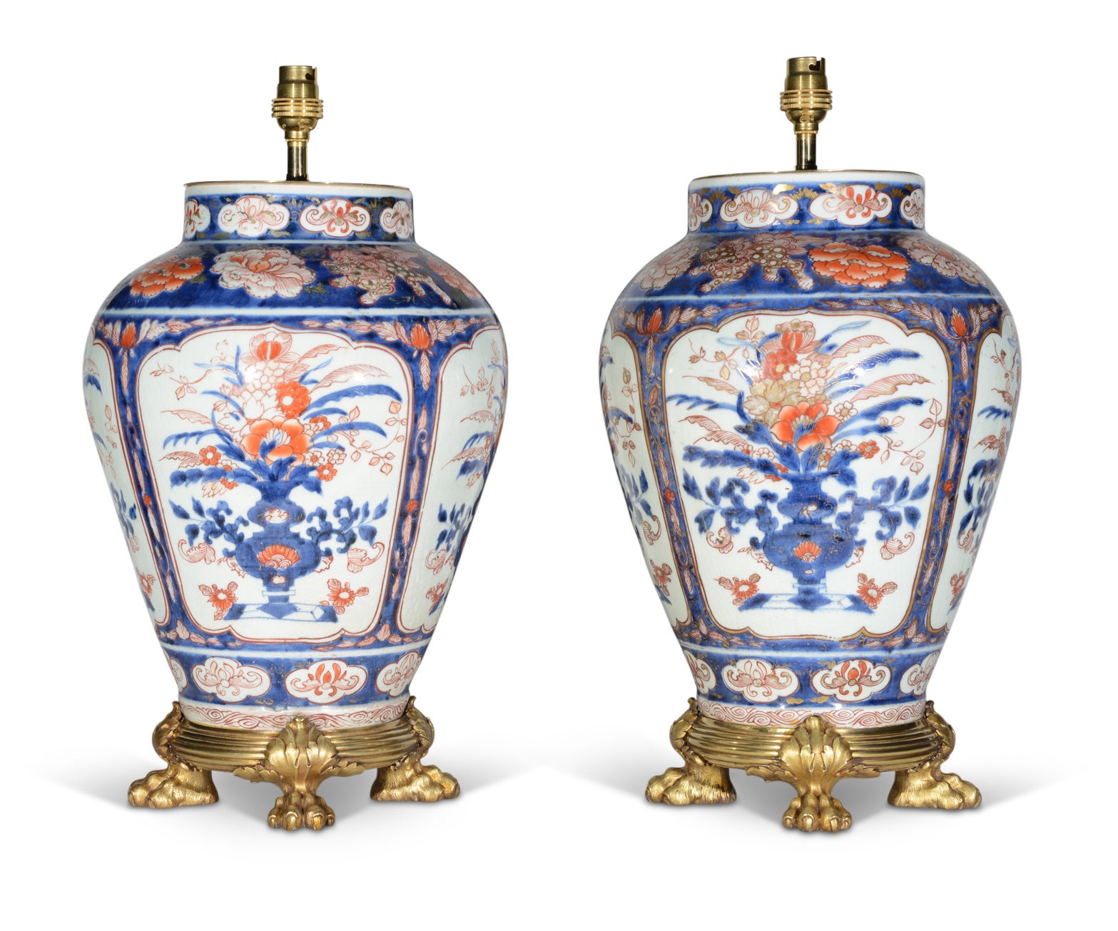 Paire de lampes de table japonaises Imari du début du 18e siècle avec montures en métal doré en vente