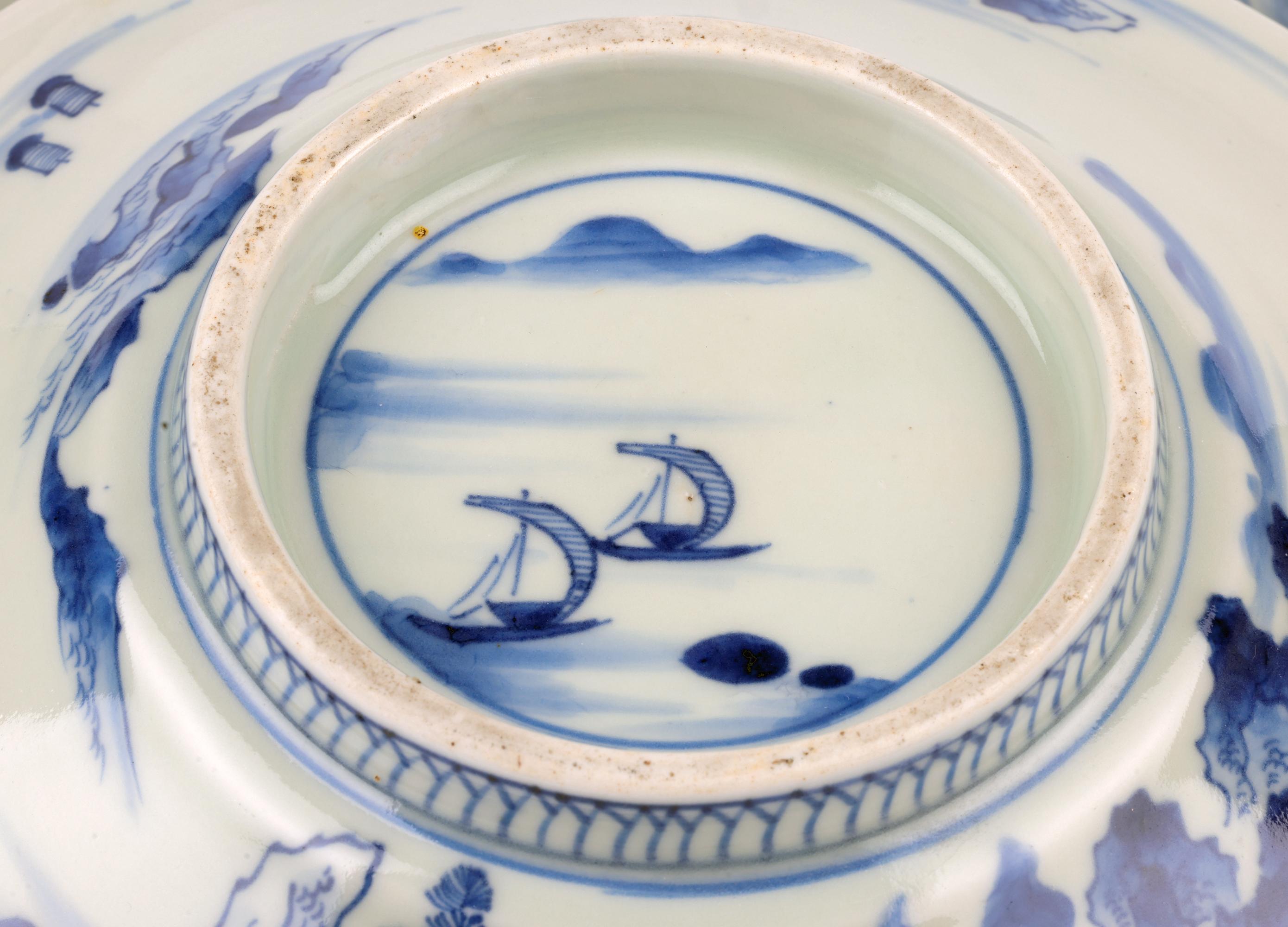 Plat à riz et couvercle en porcelaine bleue et blanche Imari Porcelain de la période Edo au Japon en vente 3