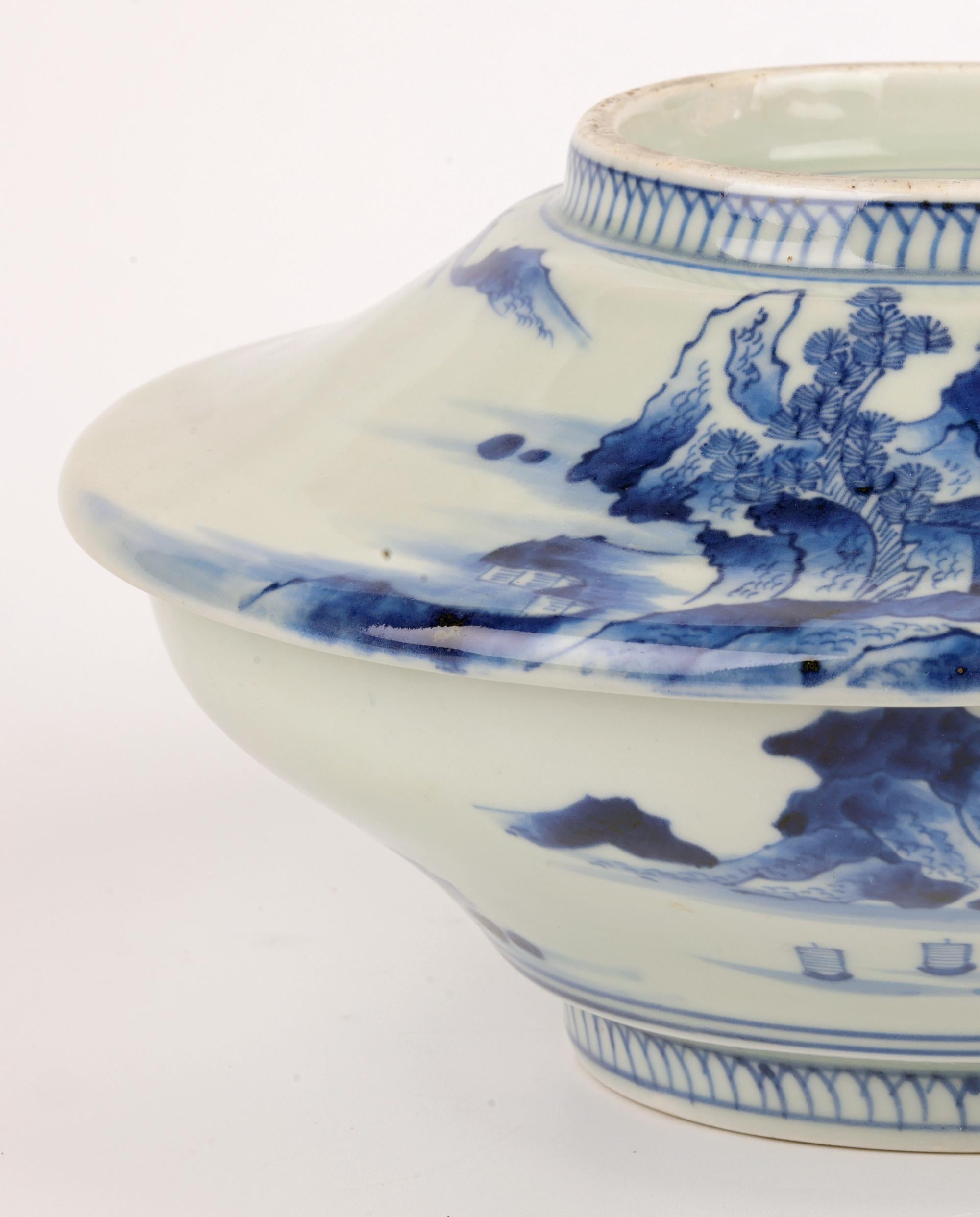 Plat à riz et couvercle en porcelaine bleue et blanche Imari Porcelain de la période Edo au Japon en vente 4