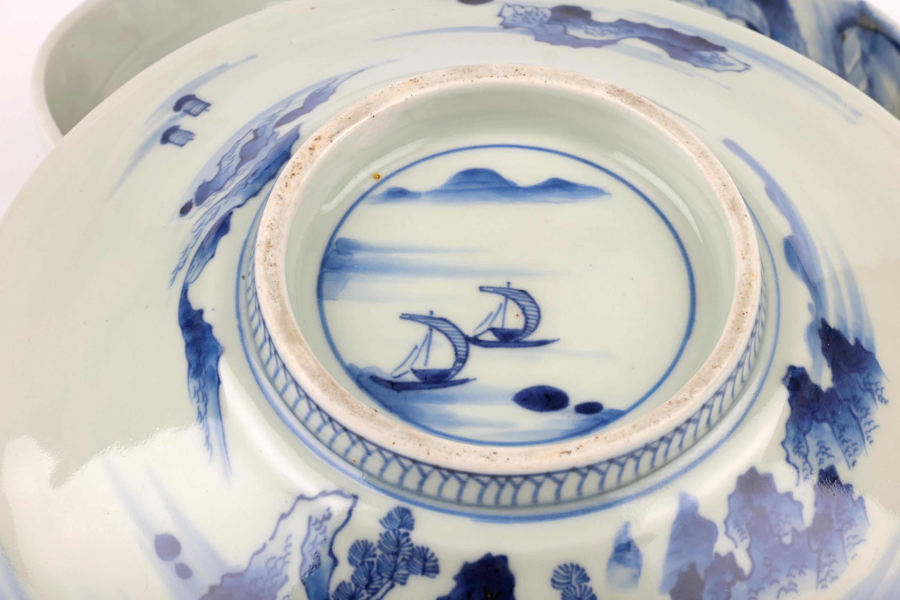 Plat à riz et couvercle en porcelaine bleue et blanche Imari Porcelain de la période Edo au Japon en vente 8