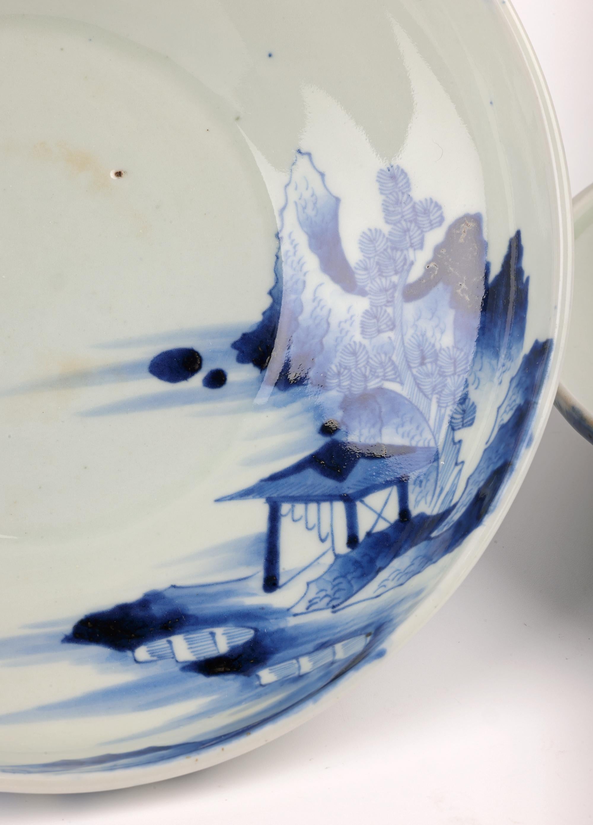 Vernissé Plat à riz et couvercle en porcelaine bleue et blanche Imari Porcelain de la période Edo au Japon en vente