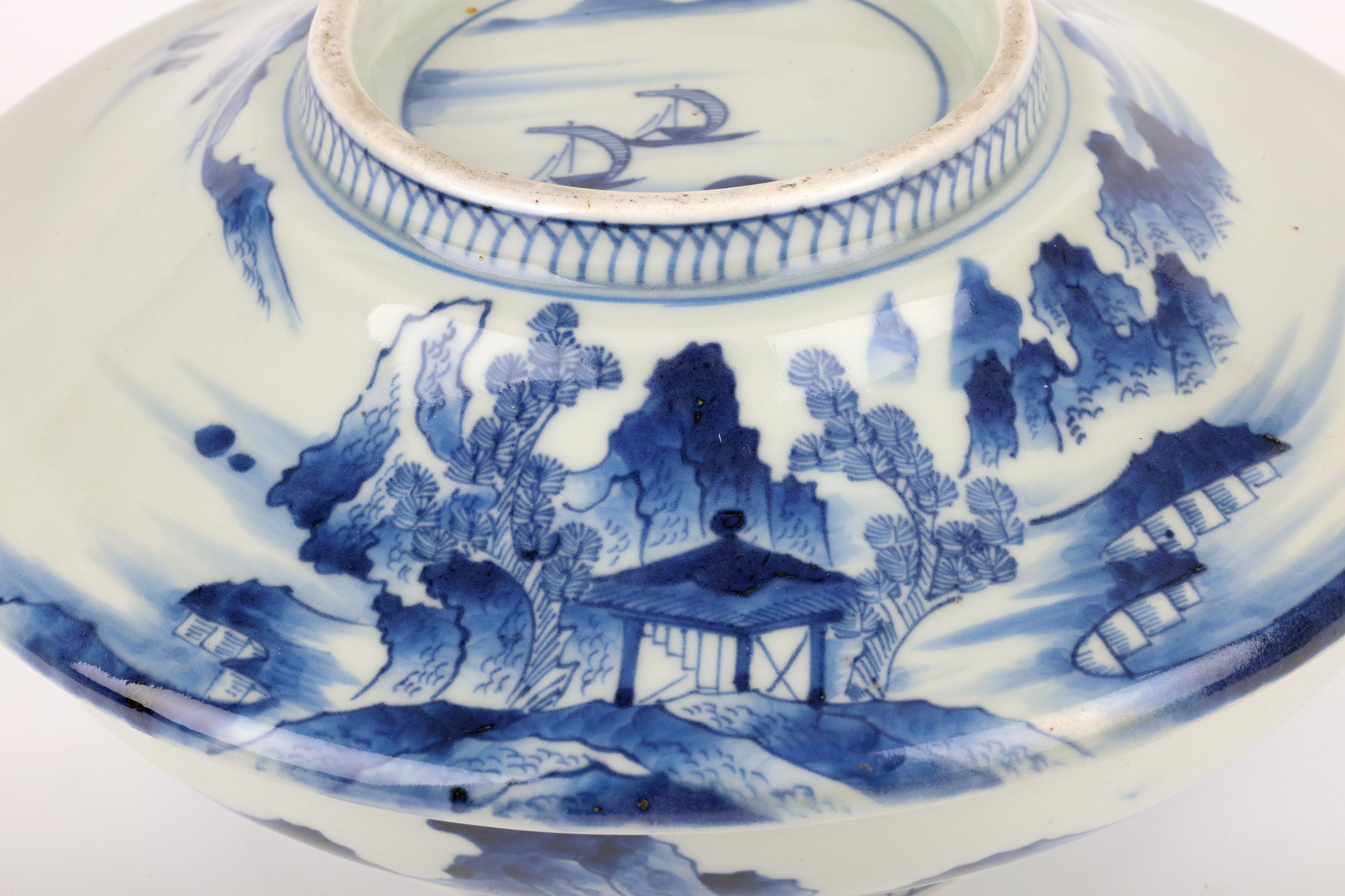 XIXe siècle Plat à riz et couvercle en porcelaine bleue et blanche Imari Porcelain de la période Edo au Japon en vente