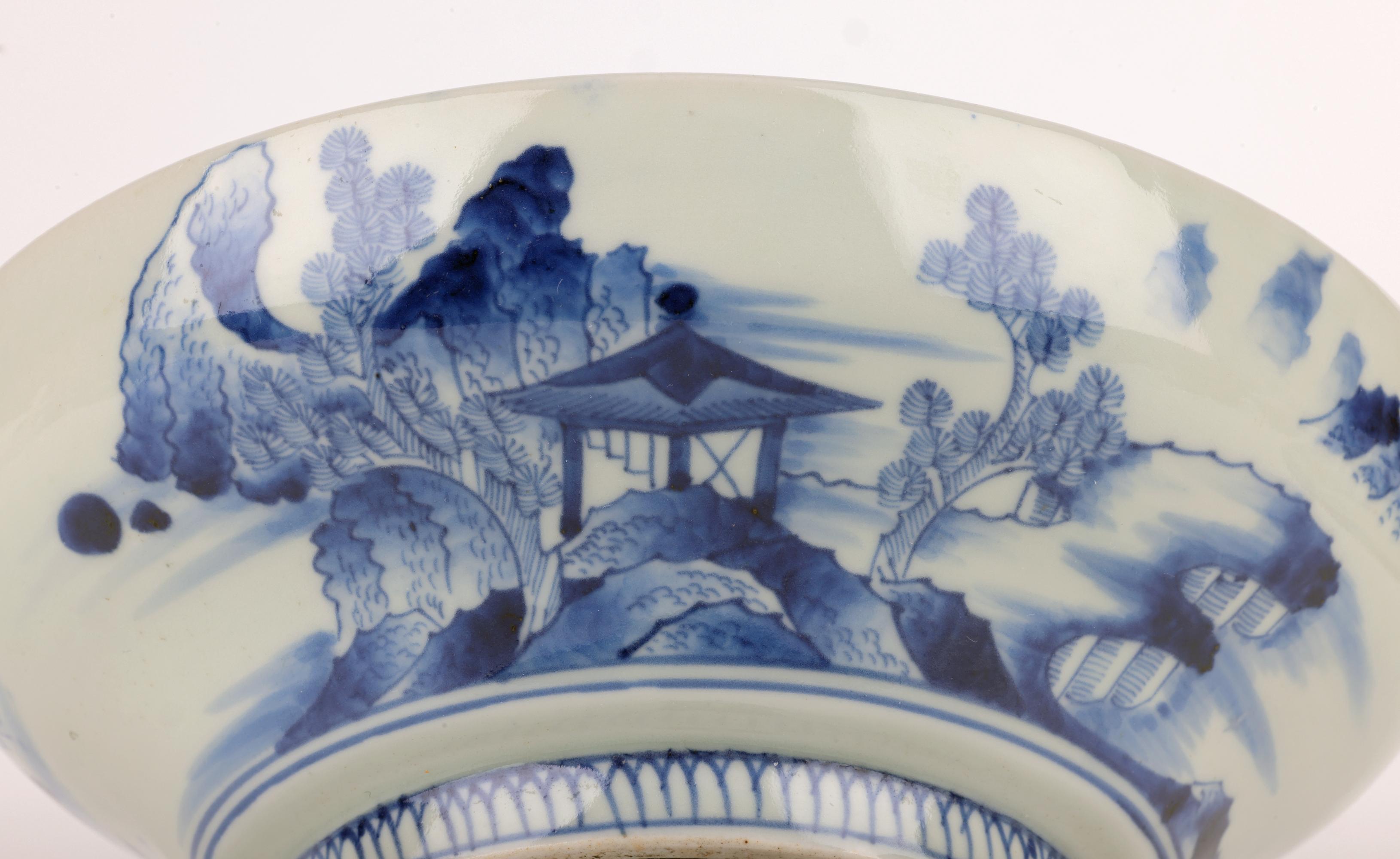 Plat à riz et couvercle en porcelaine bleue et blanche Imari Porcelain de la période Edo au Japon en vente 1