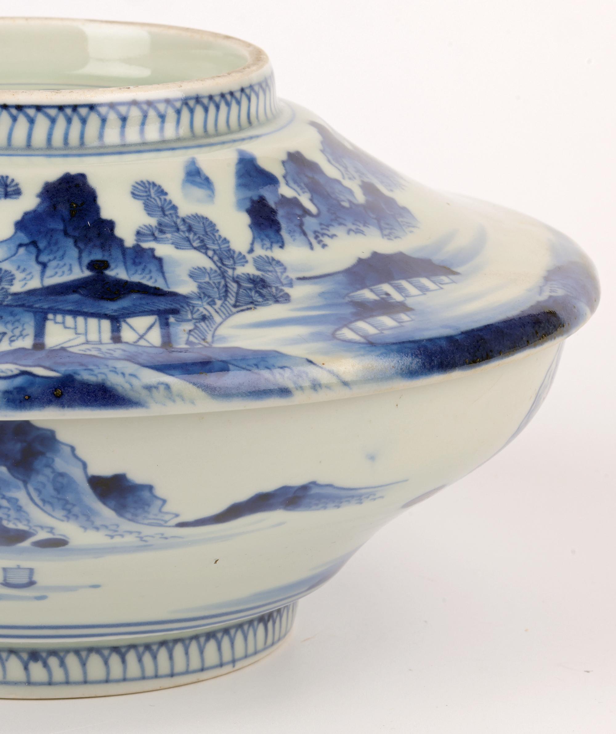 Plat à riz et couvercle en porcelaine bleue et blanche Imari Porcelain de la période Edo au Japon en vente 2