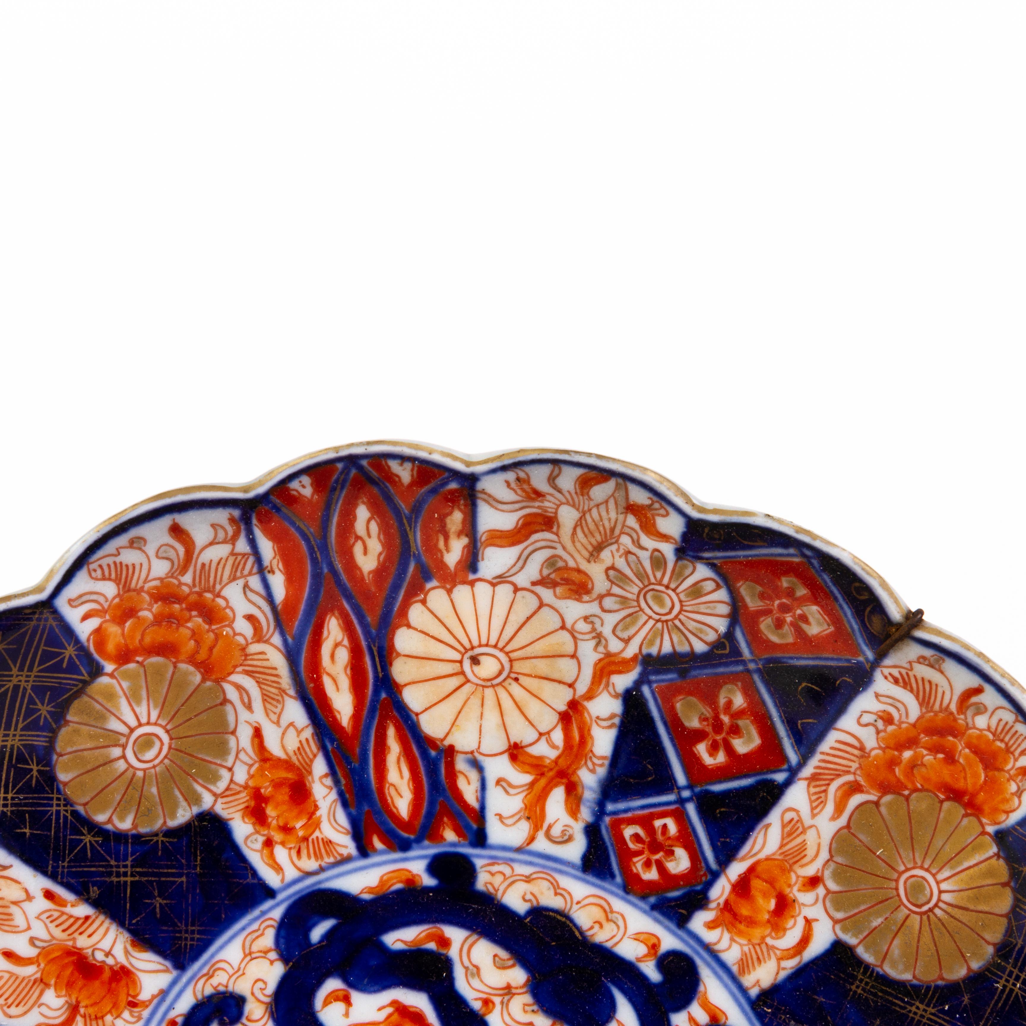 Japanese Imari Fine Hand-Painted Porcelain Plate Meiji 19th Century In Good Condition In Nottingham, GB