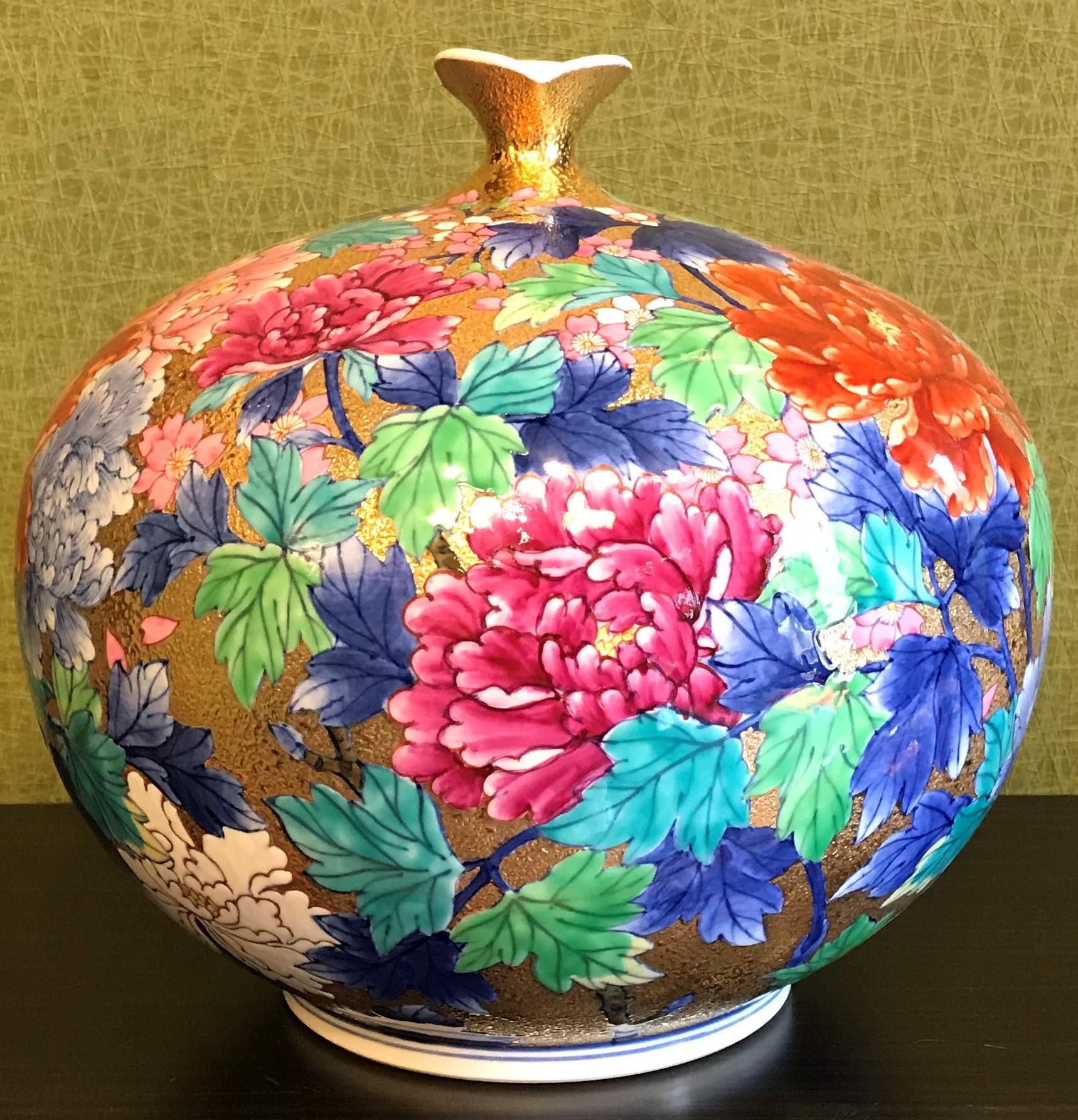 Breathtaking contemporary Japanese decorative porcelain vase, gilded ad hand painted on an attractively shaped ovoid body, a work by an acclaimed and award-winning master porcelain artist from the Imari-Arita region of Japan.
This artist is admired