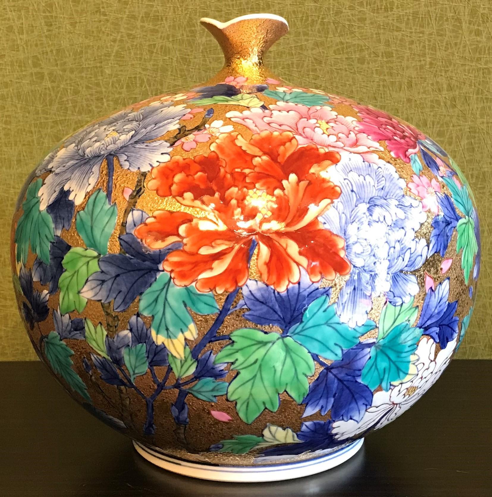 Imari Gilded Blue Red Porcelain Vase by Japanese Master Artist In New Condition In Takarazuka, JP