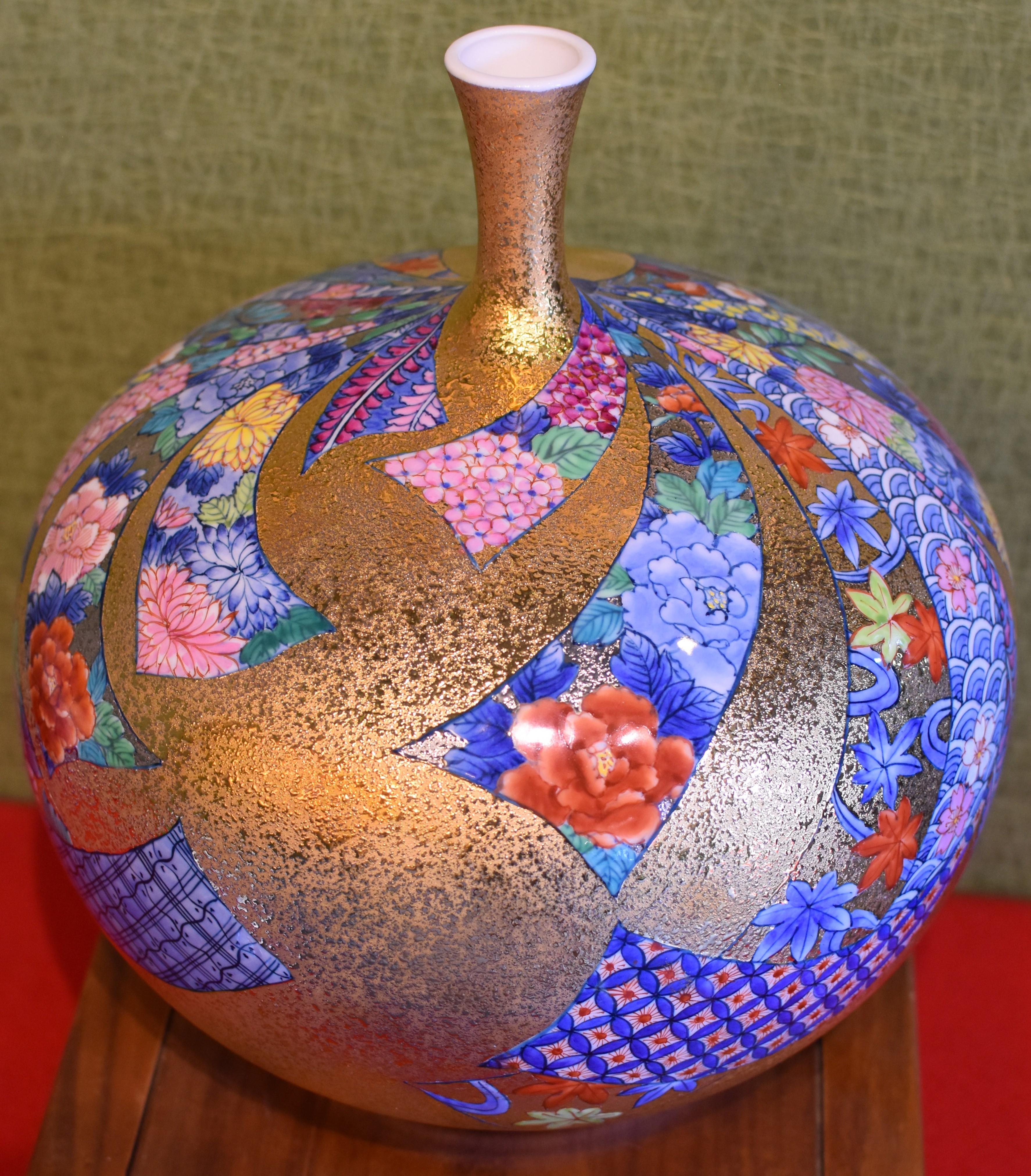 Japanese Contemporary Red Blue Gilded Porcelain Vase by Imari Master Artist In New Condition In Takarazuka, JP