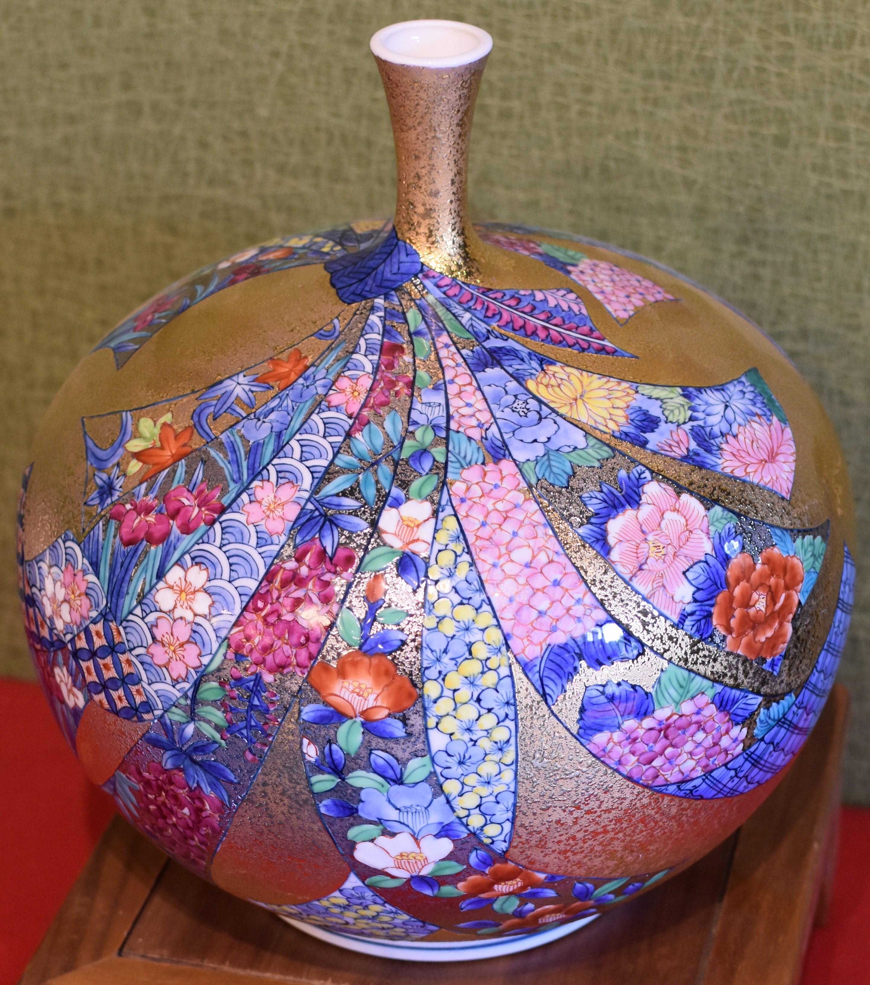 Exquisite Imari contemporary gilded porcelain vase, intricately hand-painted on an attractively shaped body. This piece is a masterpiece by acclaimed and award-winning master porcelain artist from the Imari-Arita region of Japan.

The vase features