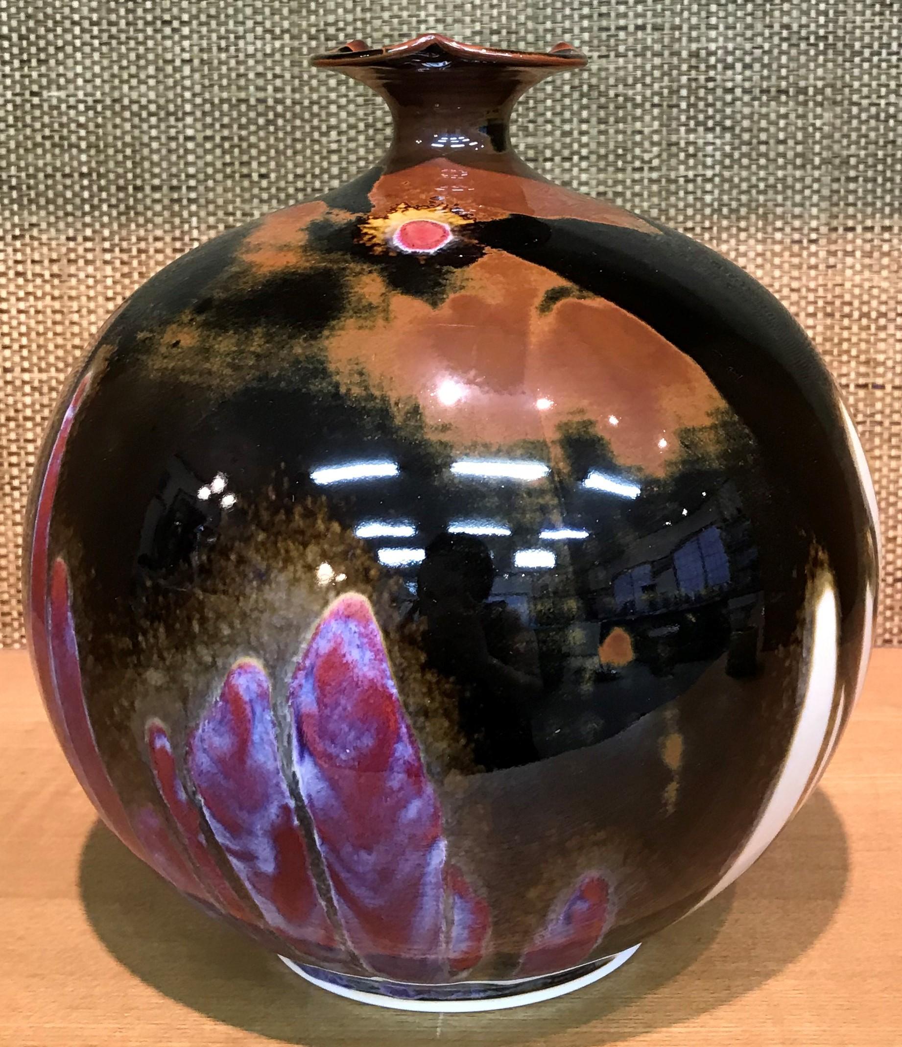 Japanese Imari Hand-Glazed Black Blue Red Porcelain Vase by Contemporary Artist In New Condition In Takarazuka, JP
