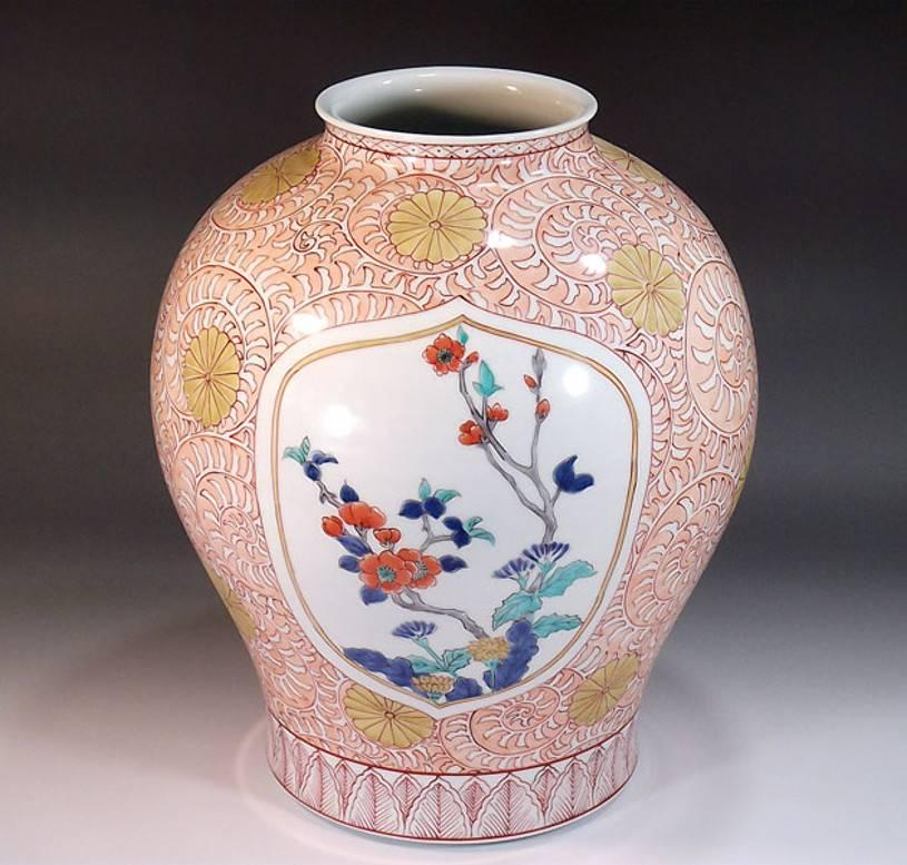Elegant Japanese contemporary Gilded decorative porcelain vase, intricately hand painted in vivid pink and blue on a stunningly shaped porcelain body, a signed work by highly acclaimed award-winning master porcelain artist from the historic