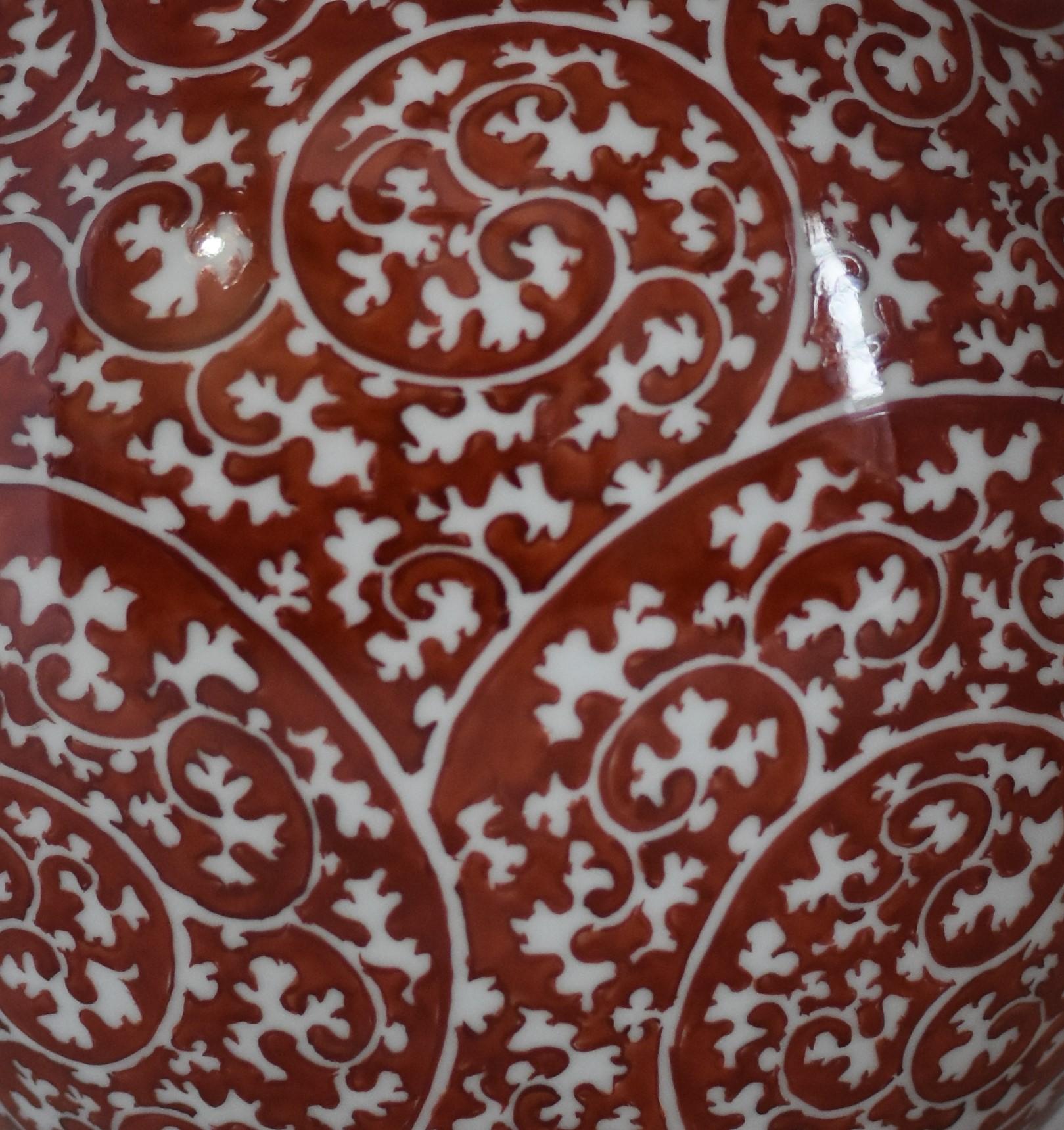 Zeitgenössische handbemalte japanische Vase aus Imari-Porzellan, das Werk eines preisgekrönten Porzellanmeisters aus der Region Imari-Arita in Japan. Diese atemberaubende Vase zeigt ein traditionelles Arita-Arabeskenmuster in tiefem Rot. Dazu hat