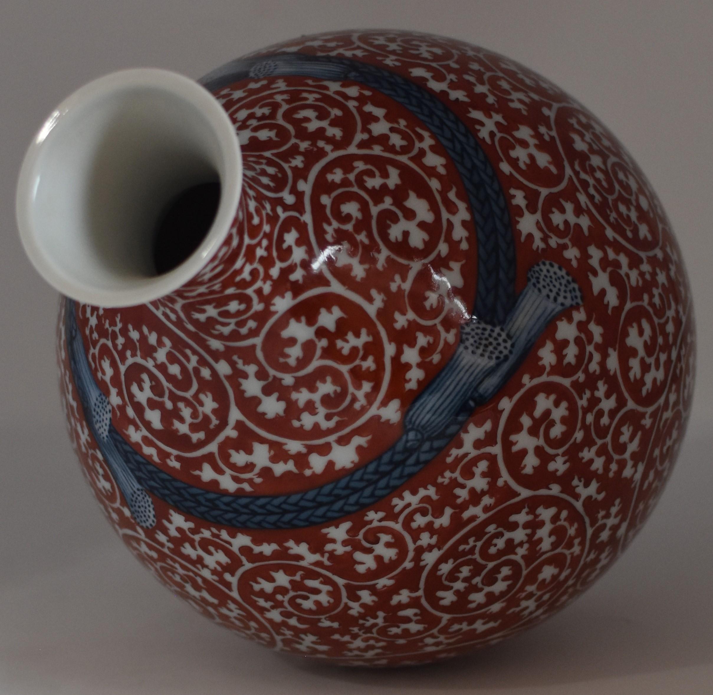 Zeitgenössische japanische Vase aus rot-weißem Porzellan von Meisterkünstler, 3 im Zustand „Neu“ im Angebot in Takarazuka, JP