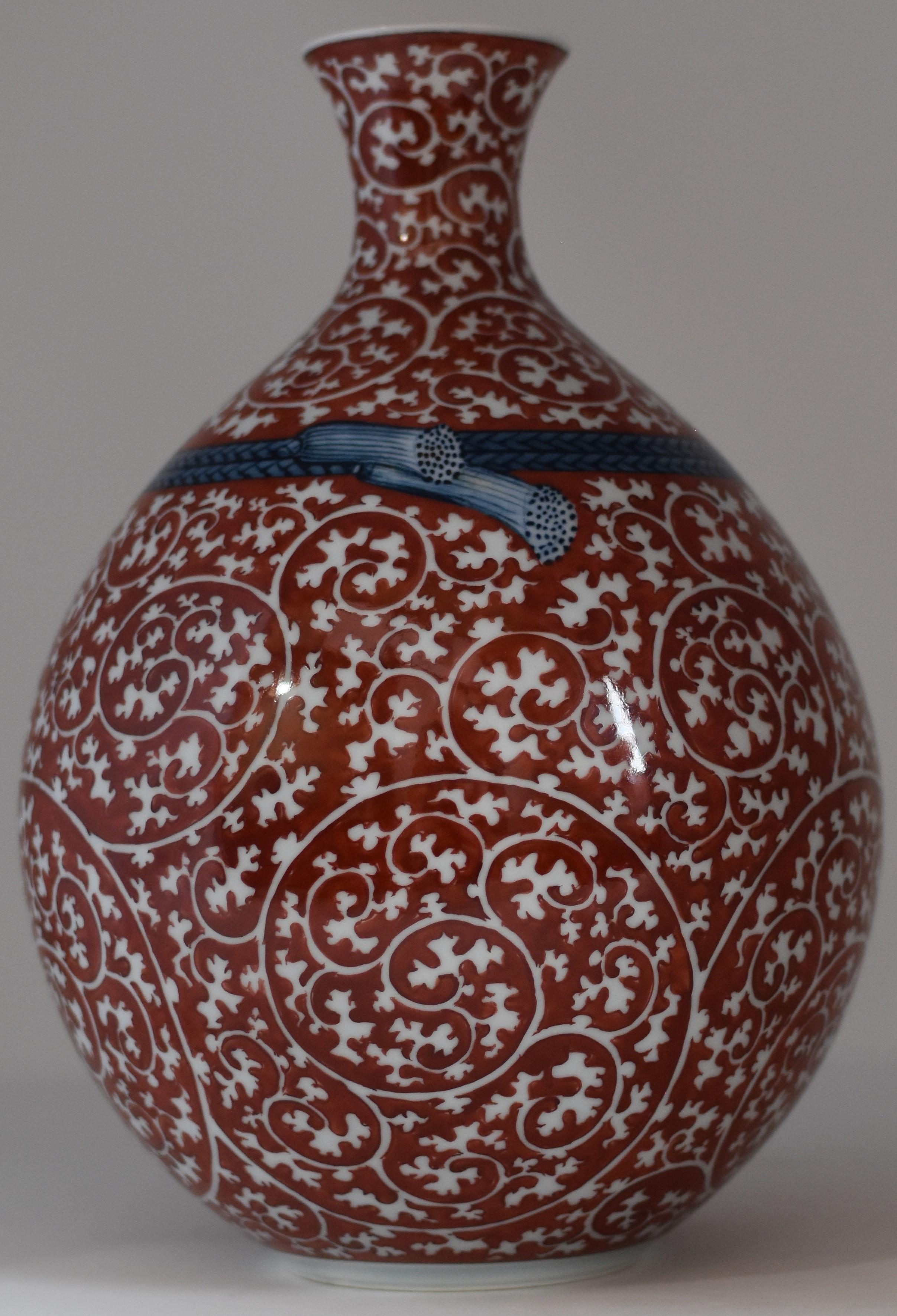Zeitgenössische japanische Vase aus rot-weißem Porzellan von Meisterkünstler, 3 (Handbemalt) im Angebot