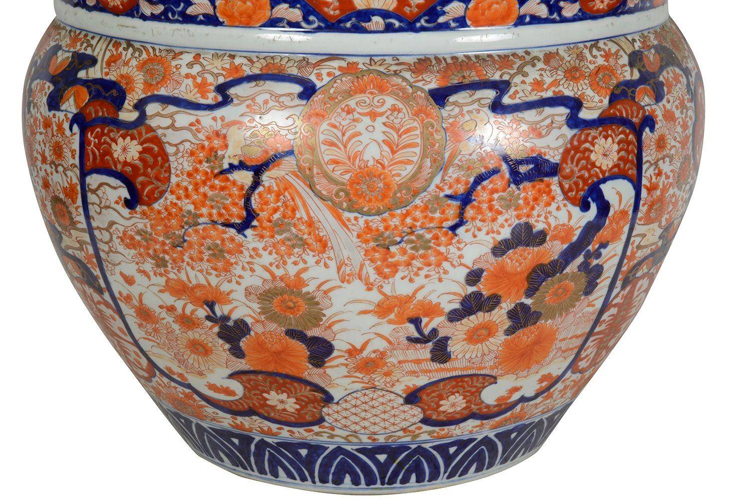 Questo vaso Imari giapponese del XIX secolo mette in mostra la vibrante arte caratteristica della ceramica Imari. Realizzato in porcellana, presenta un'armoniosa miscela di ricche tonalità di blu cobalto e arancione acceso, esaltate da intricati