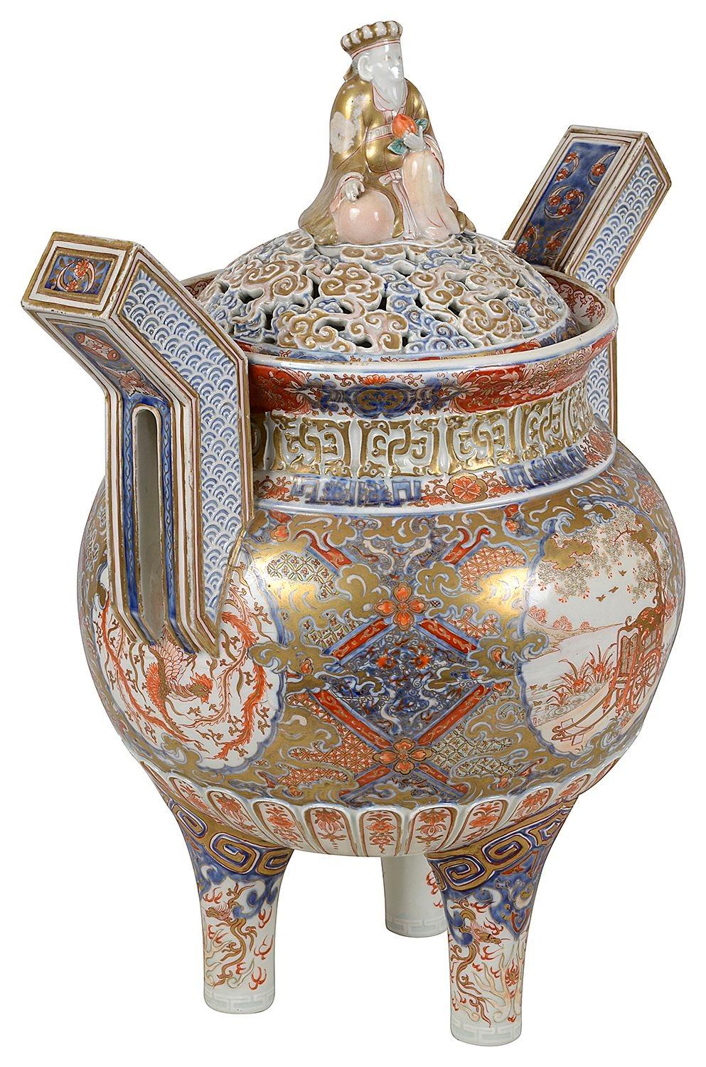Koro de porcelana japonesa Imari de finales del siglo XIX, de gran calidad, con un motivo clásico maravillosamente detallado y una decoración de volutas foliadas en todo el conjunto. La tapa tiene un erudito sentado sobre nubes perforadas pintadas a