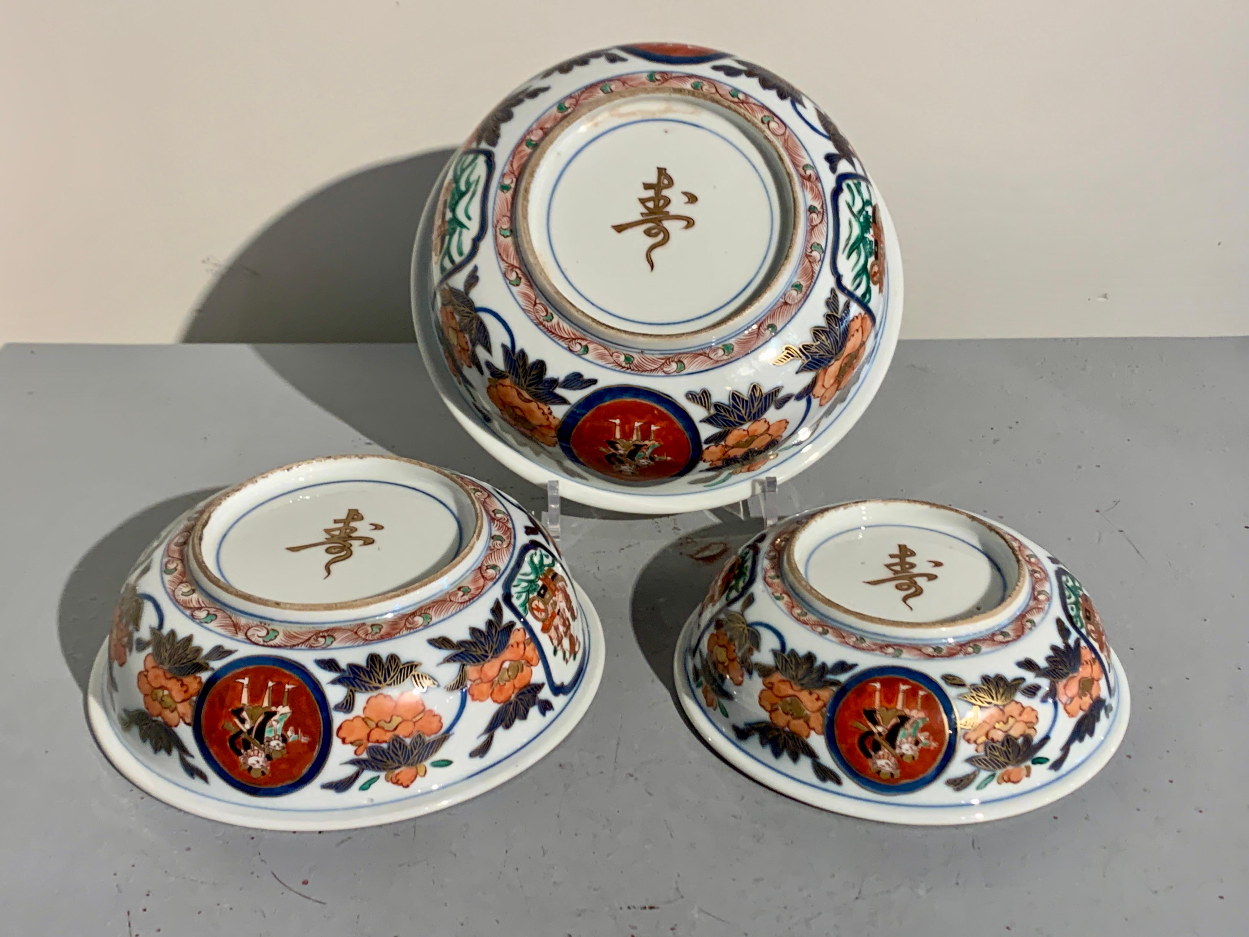 Gilt Japanese Imari Nanban Nesting Bowls, Set of 3, Showa Era, circa 1930s, Japan For Sale