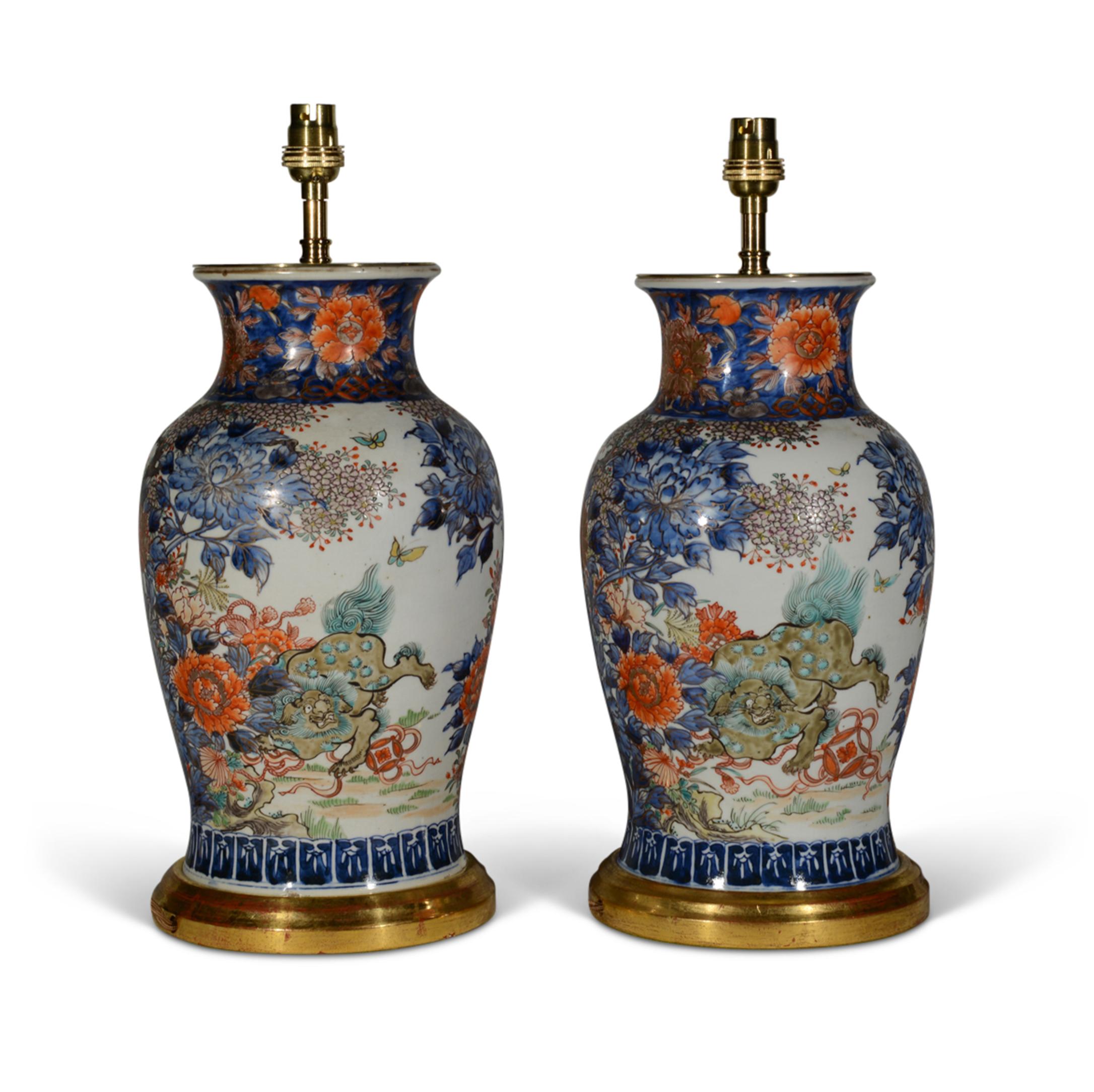 Pareja de lámparas de sobremesa japonesas Imari con balaustre, hacia 1900 Glaseado en venta