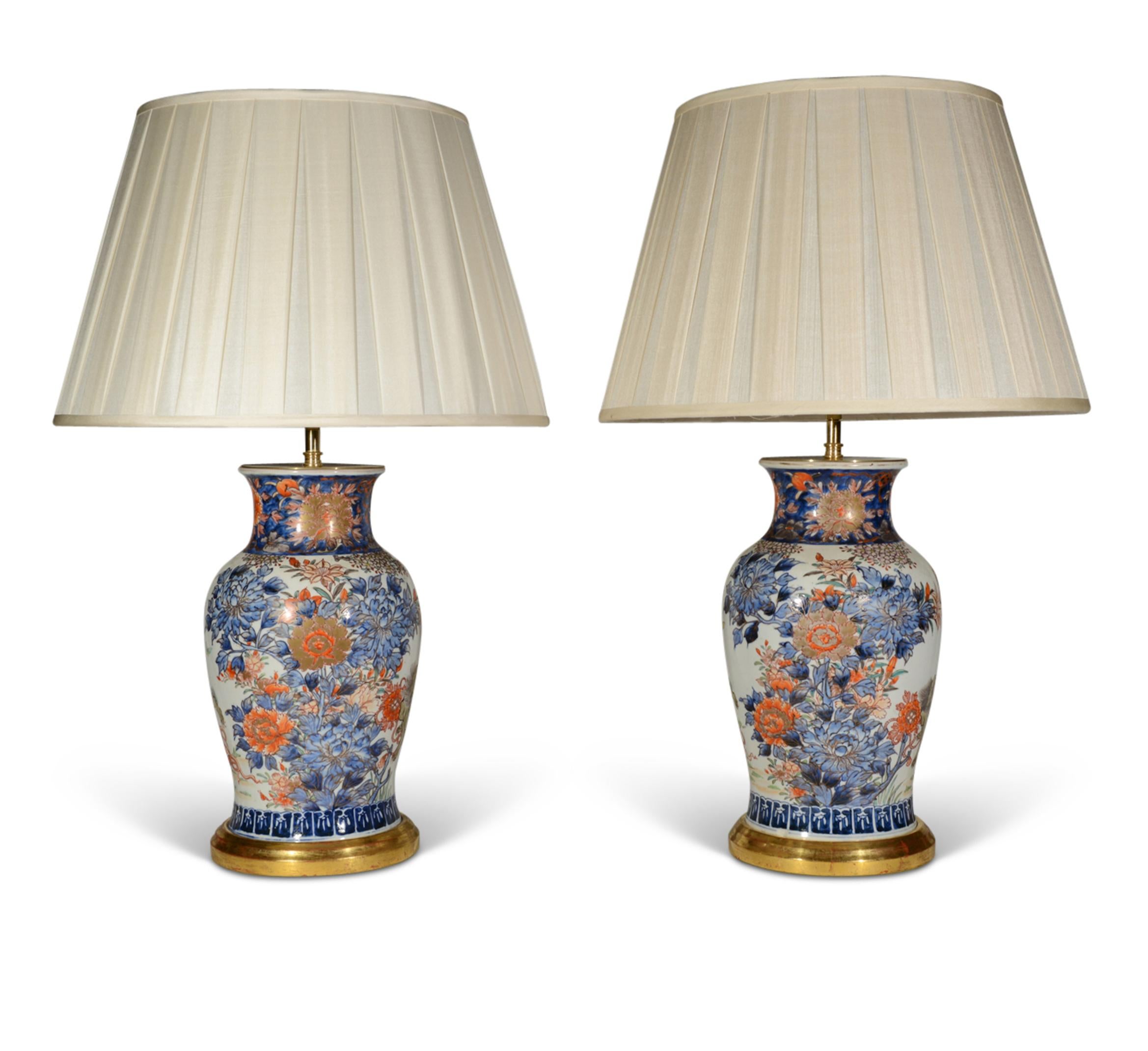 Pareja de lámparas de sobremesa japonesas Imari con balaustre, hacia 1900 en Bueno estado para la venta en London, GB