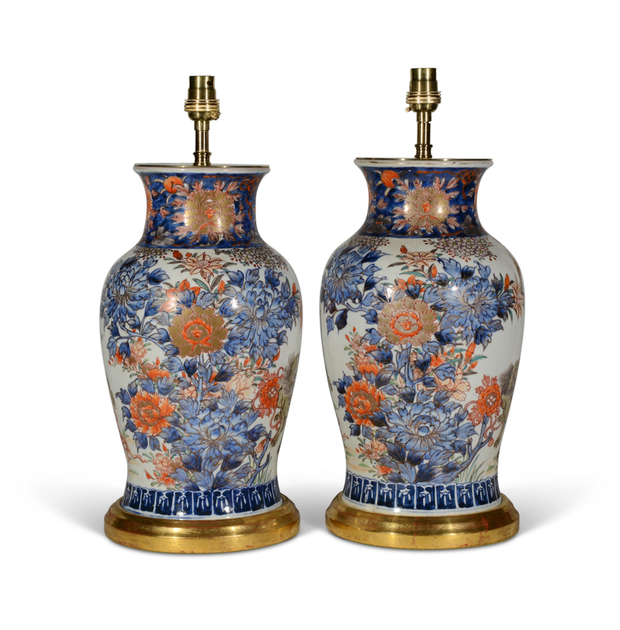 Pareja de lámparas de sobremesa japonesas Imari con balaustre, hacia 1900 siglo XX en venta