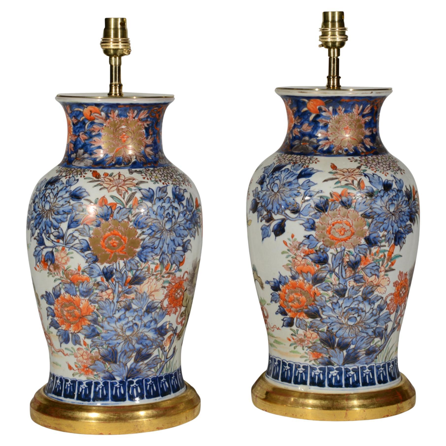 Pareja de lámparas de sobremesa japonesas Imari con balaustre, hacia 1900
