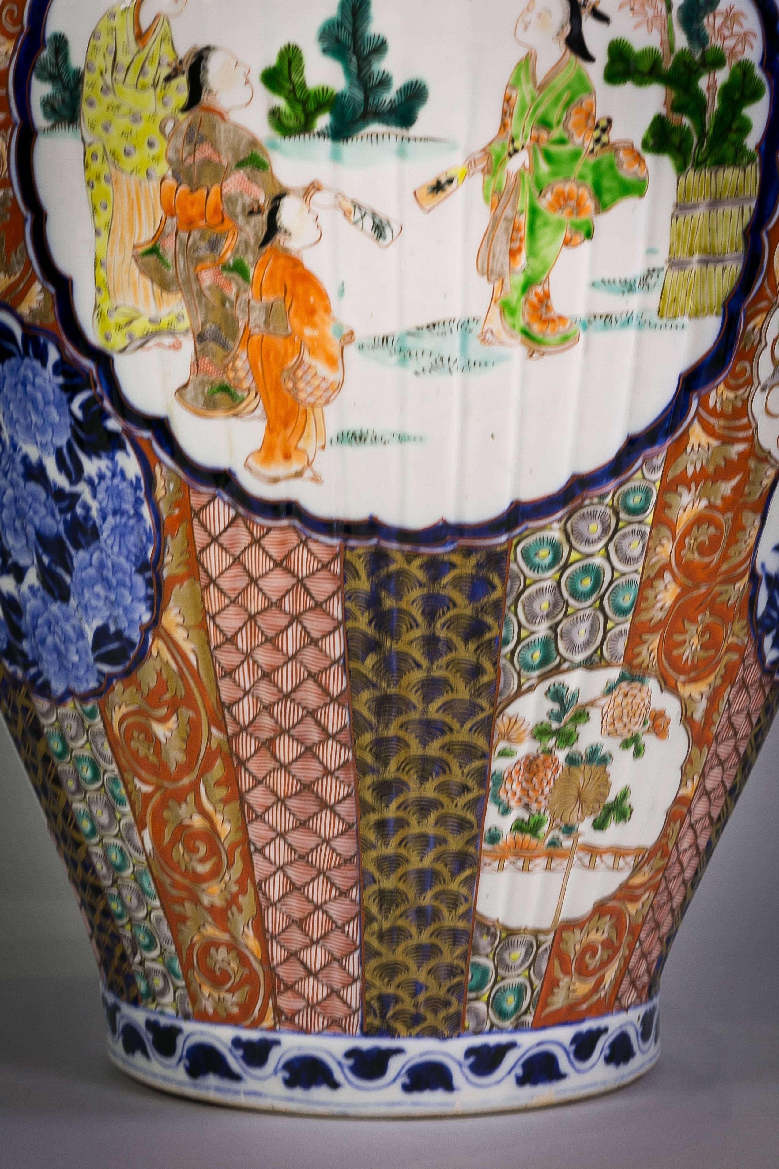 Japanese Imari Pattern Porcelain Covered Temple Jar, circa 1880 In Excellent Condition For Sale In New York, NY