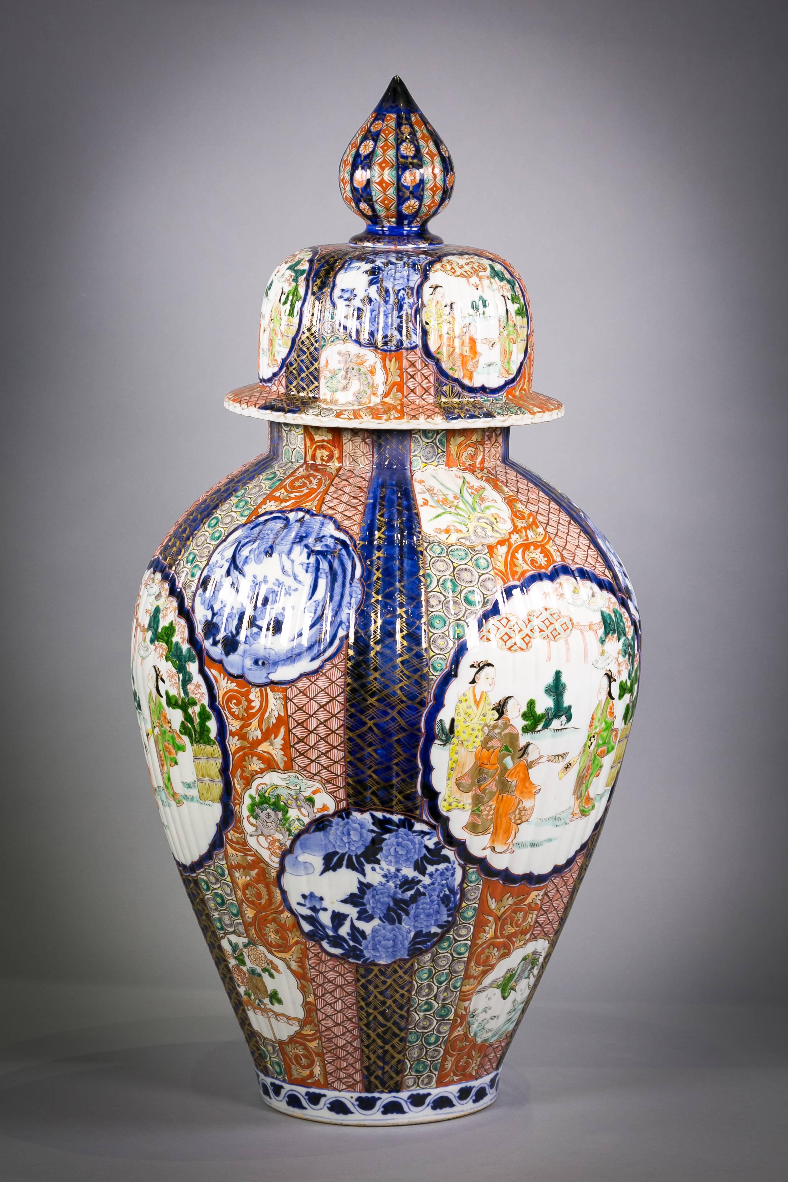 Japanese Imari Pattern Porcelain Covered Temple Jar, circa 1880 For Sale 1